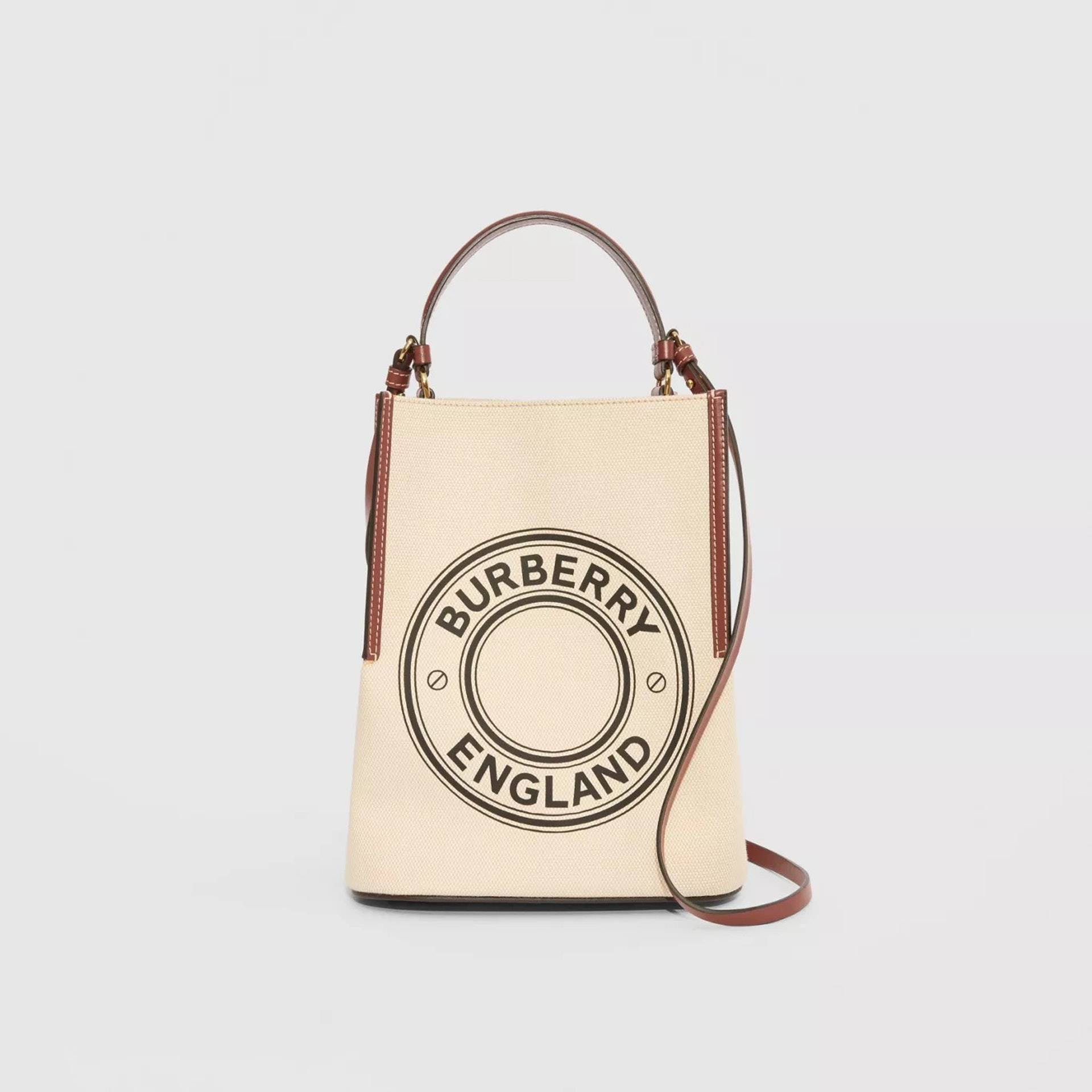 2. BURBERRY 全新系列小型標誌圖案棉質帆布 Peggy 水桶袋 HK$ 12,600(tw.burberry.com) 2. BURBERRY 全新系列小型標誌圖案棉質帆布 Peggy 水桶袋 HK$ 12,600(tw.burberry.com)