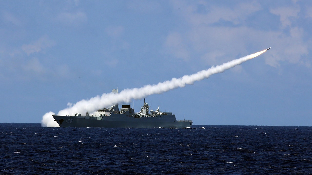 中國南海強硬出手:遼寧艦助陣8船伴行「美利堅」號 中國南海強硬出手:遼寧艦助陣8船伴行「美利堅」號