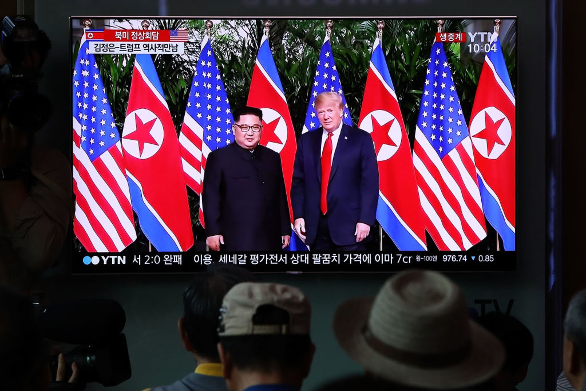 特金會:美國總統特朗普2018年6月12日在新加坡與金正恩舉行首次「特金會」。這是美朝首腦歷來首次會晤,意義非凡。圖為2018年6月20日韓國首爾鐵路站一個電視熒光幕上,正在播放新加坡「特金會」的片段。(Getty) 特金會:美國總統特朗普2018年6月12日在新加坡與金正恩舉行首次「特金會」。這是美朝首腦歷來首次會晤,意義非凡。圖為2018年6月20日韓國首爾鐵路站一個電視熒光幕上,正在播放新加坡「特金會」的片段。(Getty)