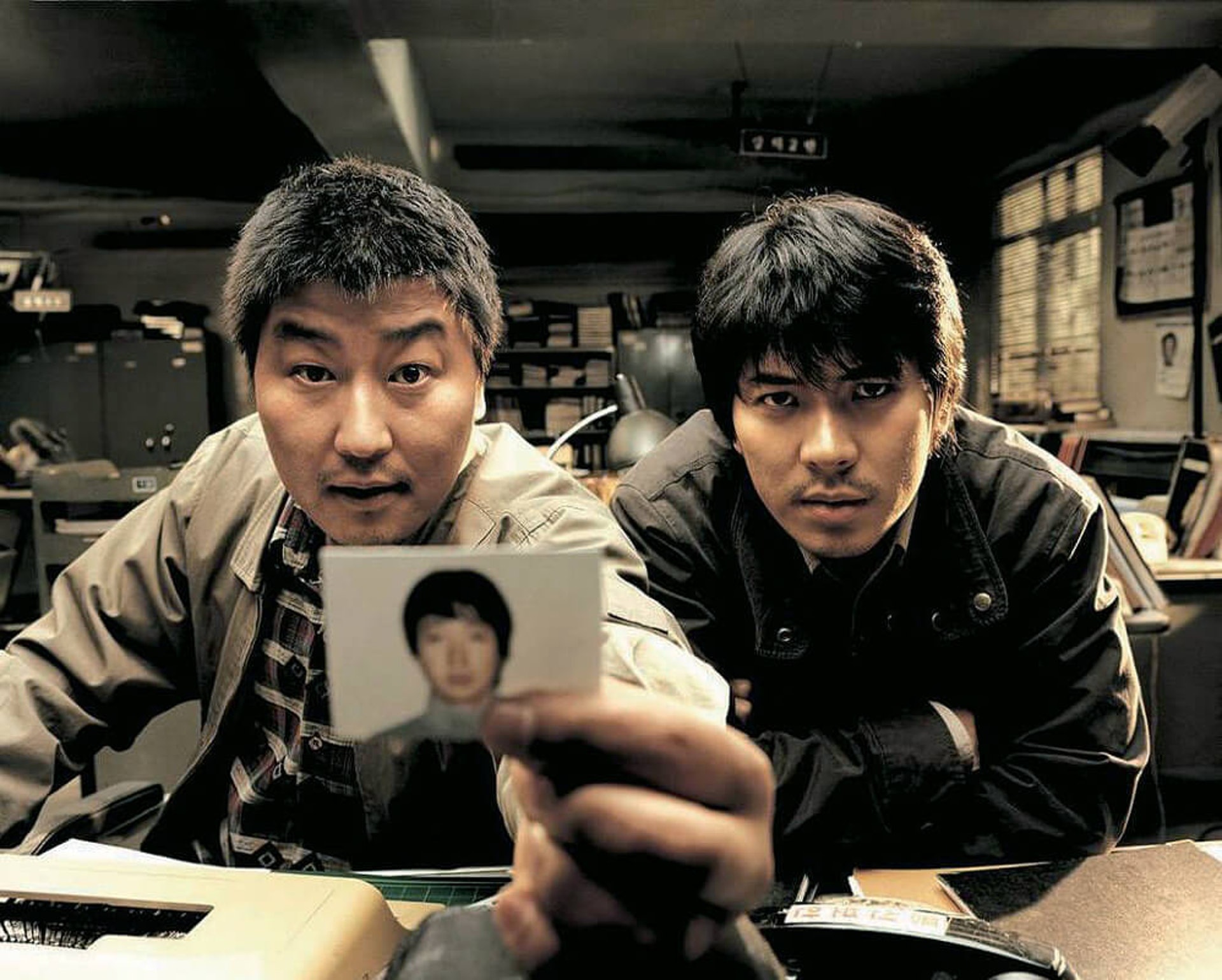 《殺人回憶》由著名導演奉俊昊執導、影帝宋康昊和金相慶主演。(《殺人回憶》劇照) 《殺人回憶》由著名導演奉俊昊執導、影帝宋康昊和金相慶主演。(《殺人回憶》劇照)