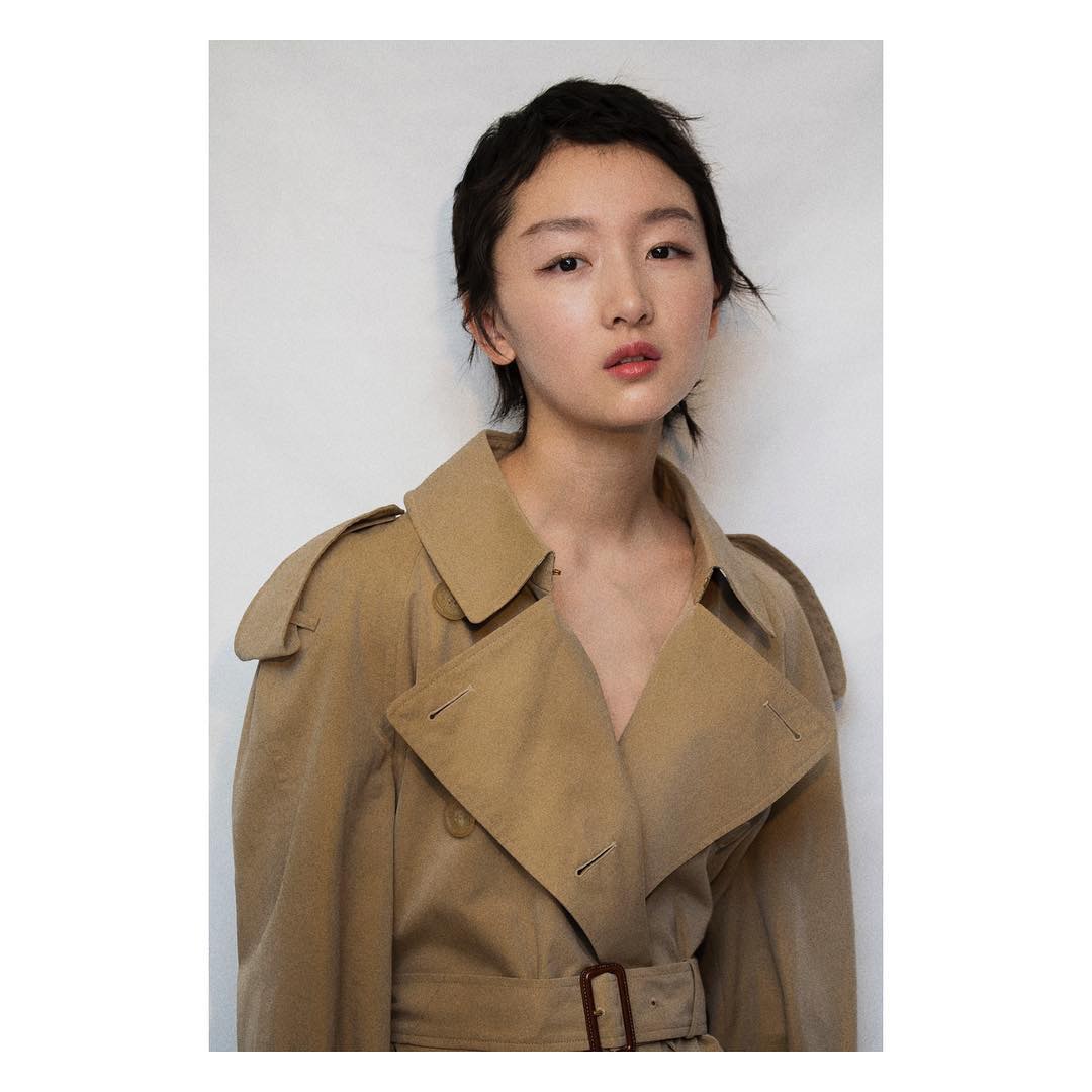 材質堅挻的乾濕褸可令紙片女生身型更立體。（IG＠zhoudongyu）