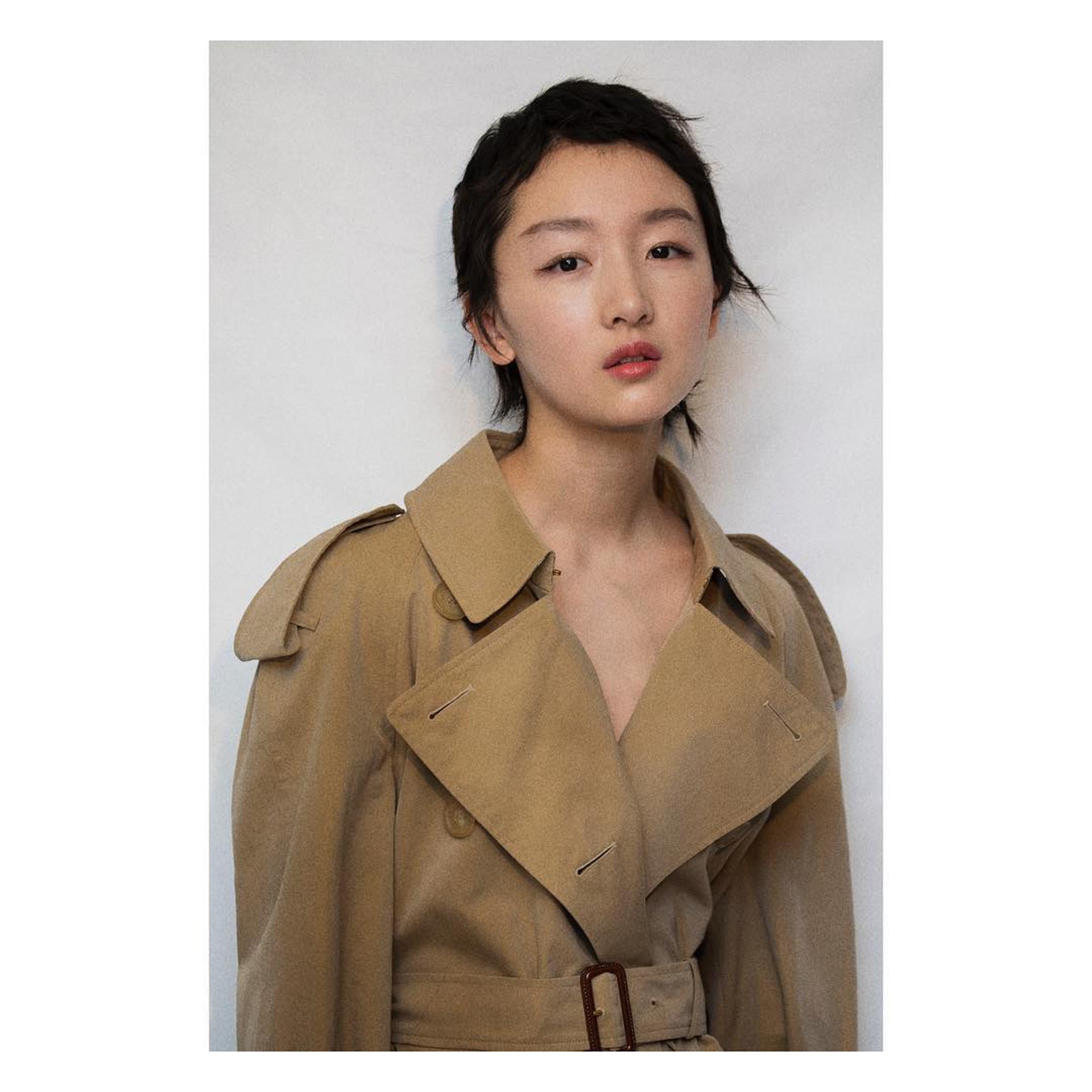 材質堅挻的乾濕褸可令紙片女生身型更立體。(IG@zhoudongyu)