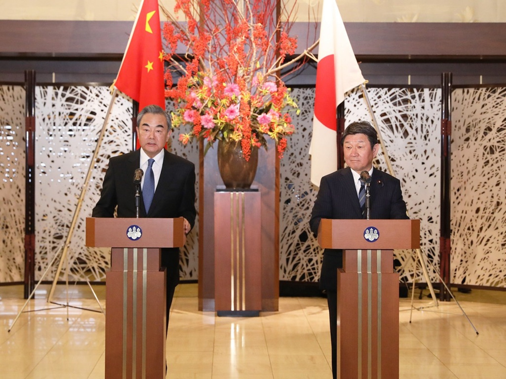 針對新冠肺炎疫情等國際關心問題,中日外長在北京時間2020年7月29日通話。圖為2019年11月25日,中國外交部長王毅(左)在東京同日本外務大臣茂木敏充共同會見記者。(新華社) 針對新冠肺炎疫情等國際關心問題,中日外長在北京時間2020年7月29日通話。圖為2019年11月25日,中國外交部長王毅(左)在東京同日本外務大臣茂木敏充共同會見記者。(新華社)