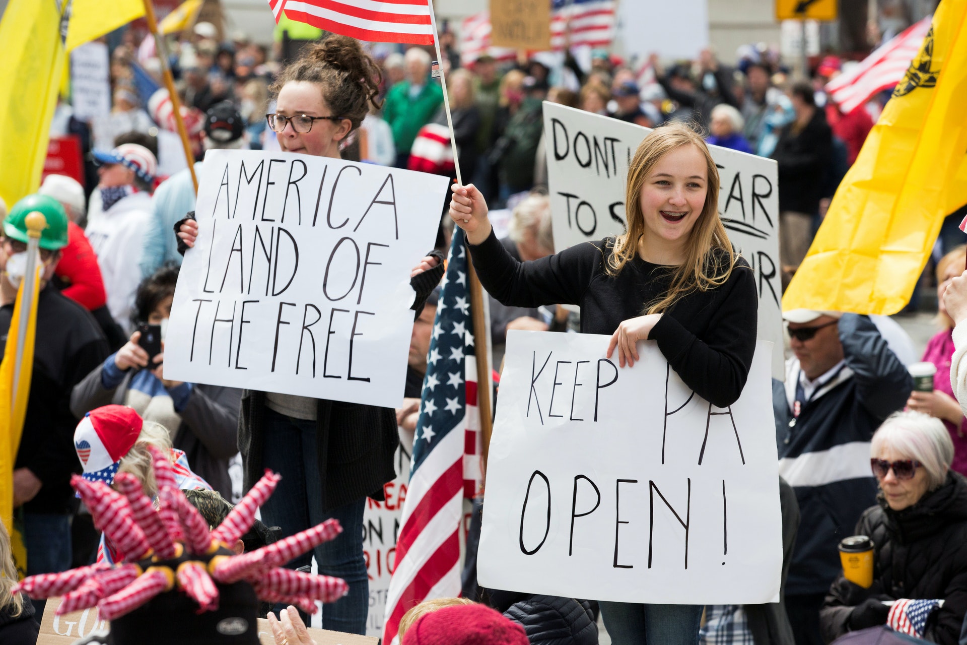 4月20日，女示威者在集會上舉起「開放賓夕凡尼亞」及「美國是自由的國土」等標語。（路透社）