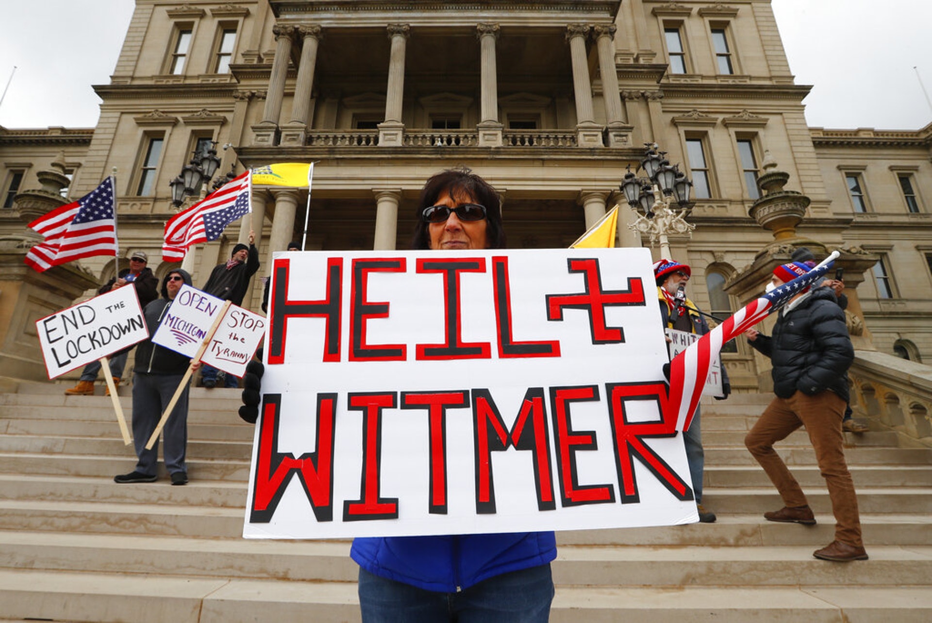 示威者揶揄民主黨籍密歇根州長Gretchen Whitmer是納粹。（美聯社）