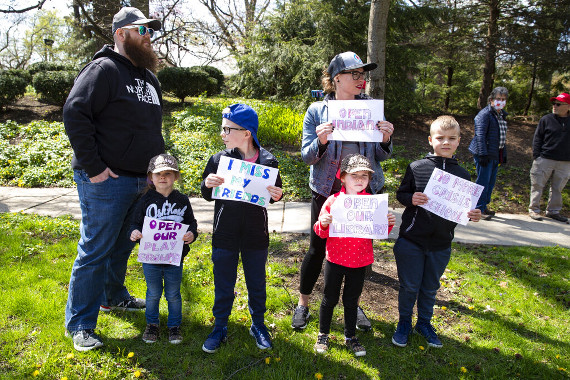 有家長帶同孩子上街示威，要求解除居家令。（美聯社）