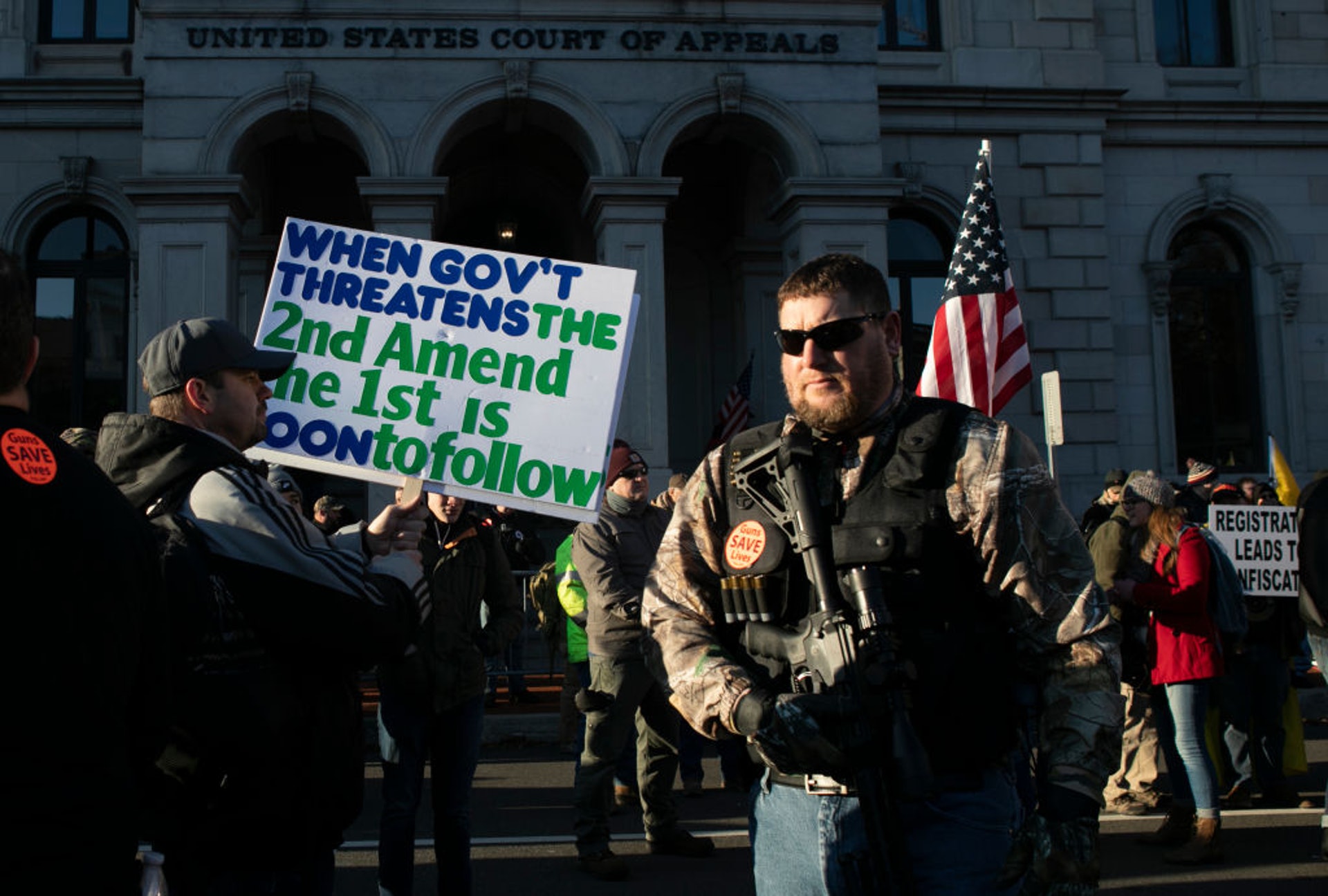 維珍尼亞州列治文巿的示威中，有擁槍派人士手持長槍。（Getty Images）
