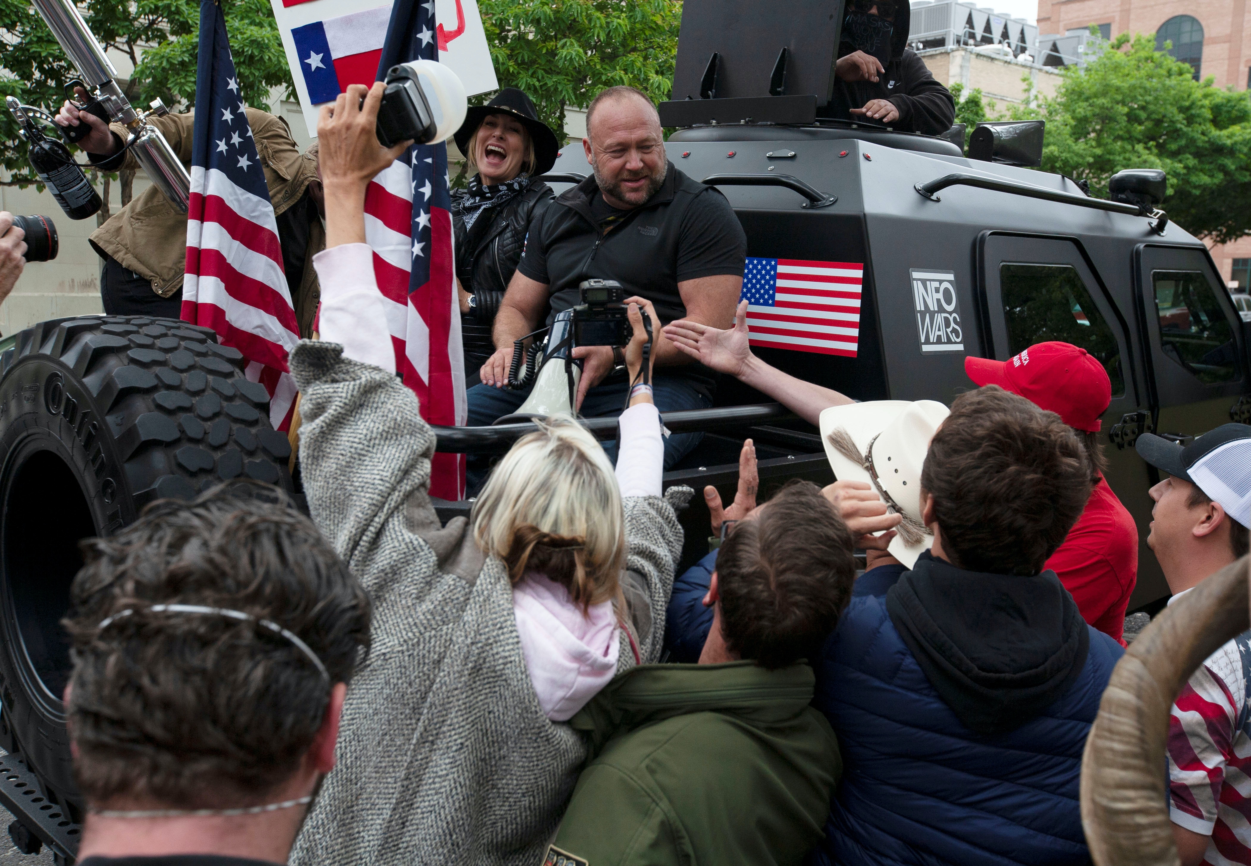 陰謀論者Alex Jones在德州奧斯汀的集會上,不理當局減少接觸的呼籲,跟民眾握手。(路透社) 陰謀論者Alex Jones在德州奧斯汀的集會上,不理當局減少接觸的呼籲,跟民眾握手。(路透社)
