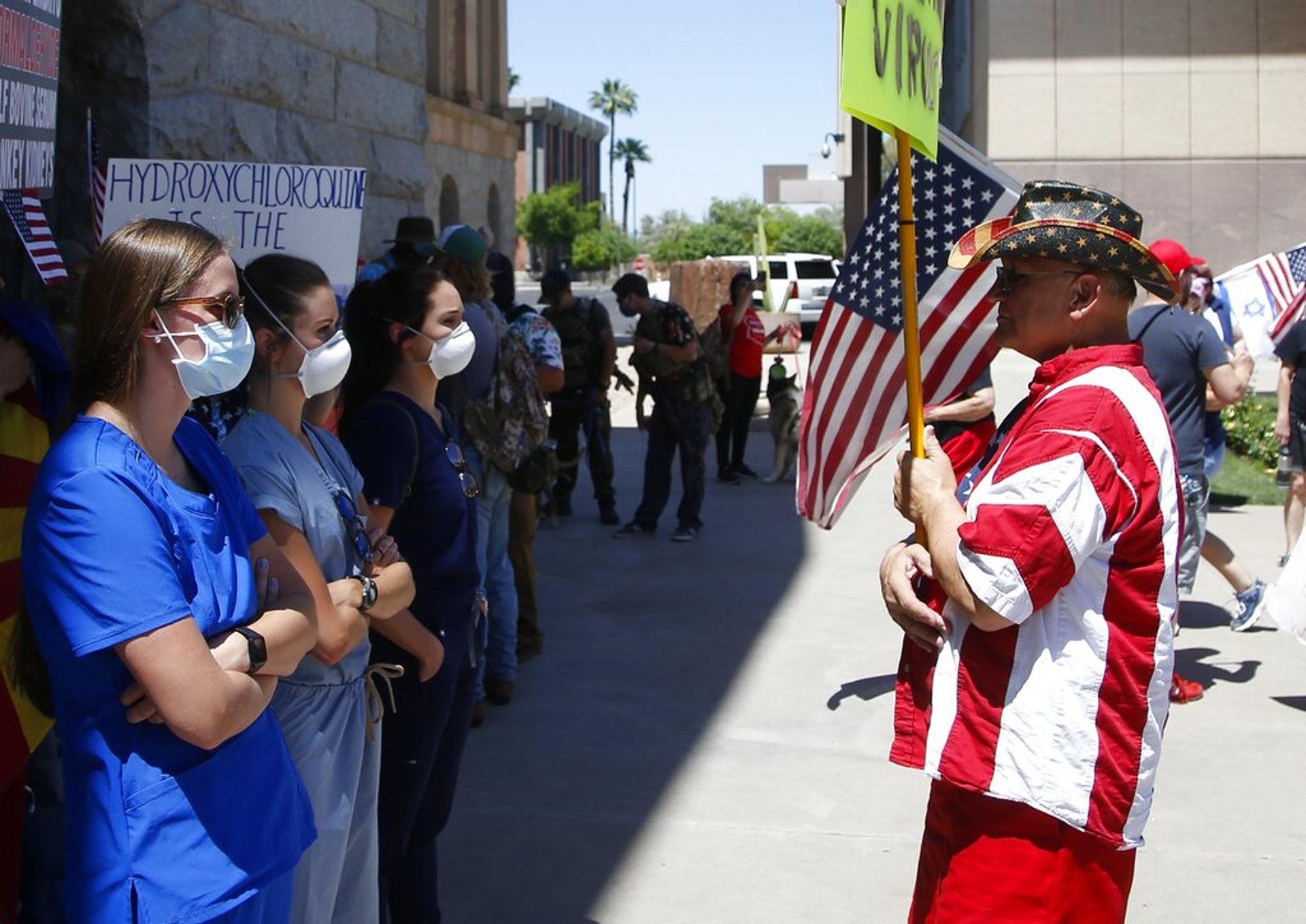 亞利桑那一名示威者跟醫護人員對峙。（美聯社）