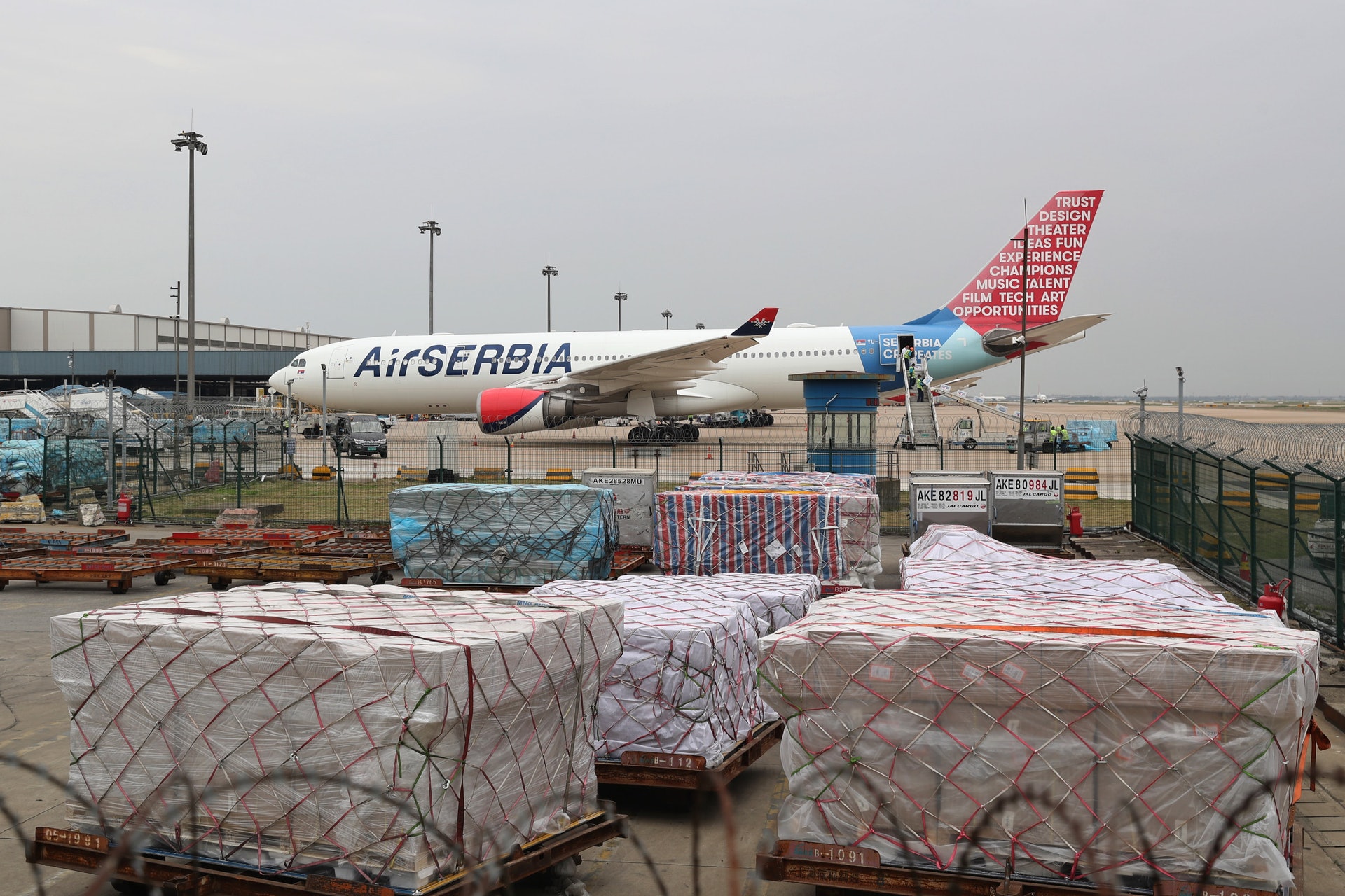 4月18日，貨機、客代貨運航班頻繁降落上海浦東國際機場運輸防疫物資。（中新社）