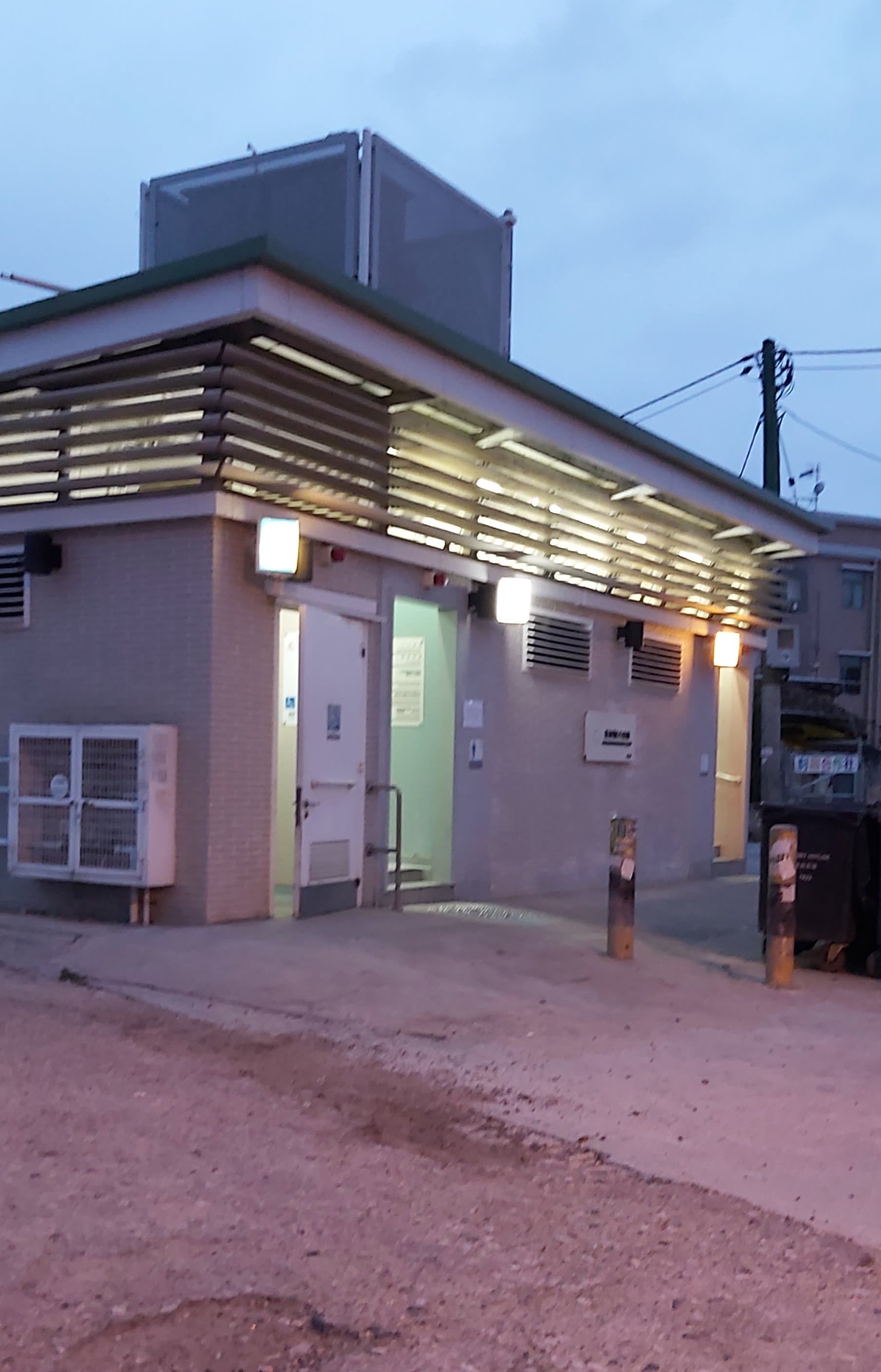 Denise正是有份救狗的那名鄰居,這就是發現貴婦狗B的公廁。(受訪者提供) Denise正是有份救狗的那名鄰居,這就是發現貴婦狗B的公廁。(受訪者提供)