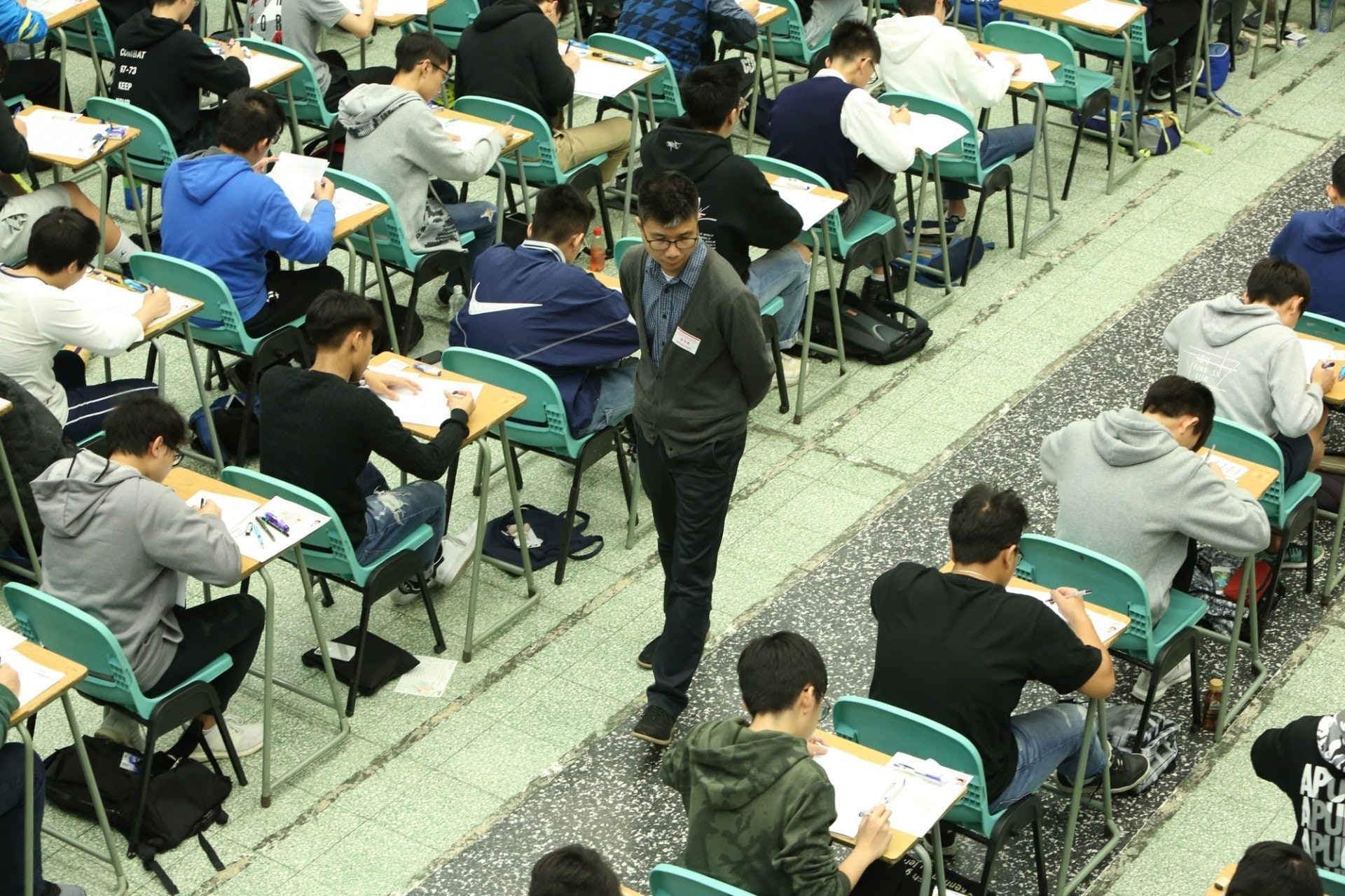 應屆DSE考生在新冠肺炎疫情中開考,不少人擔心操練太少試卷會影響成績。(資料圖片) 應屆DSE考生在新冠肺炎疫情中開考,不少人擔心操練太少試卷會影響成績。(資料圖片)