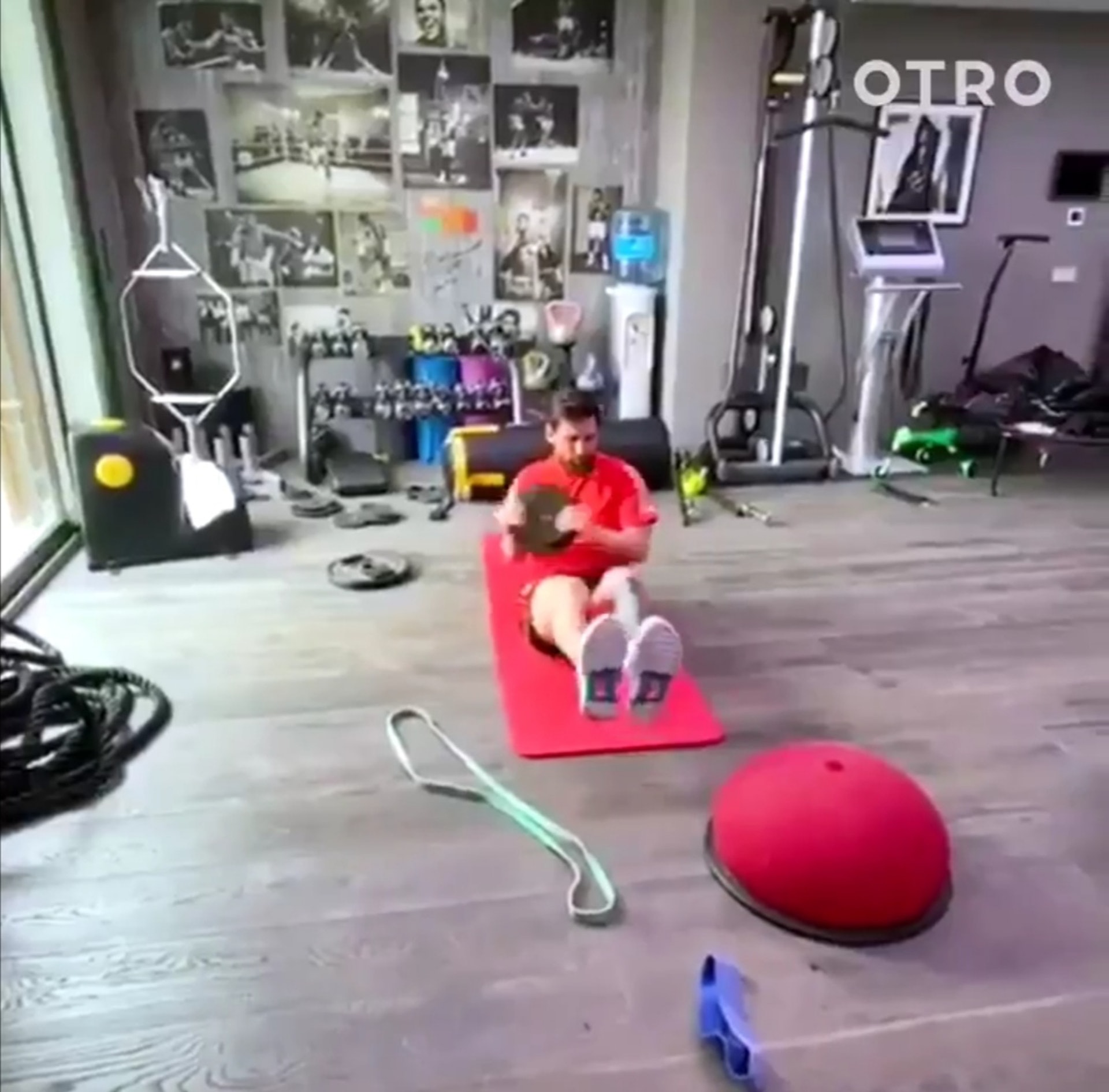 巴塞球王美斯家中操練健身室掛滿阿里照片拳王名言常掛在心 巴塞球王美斯家中操練健身室掛滿阿里照片拳王名言常掛在心