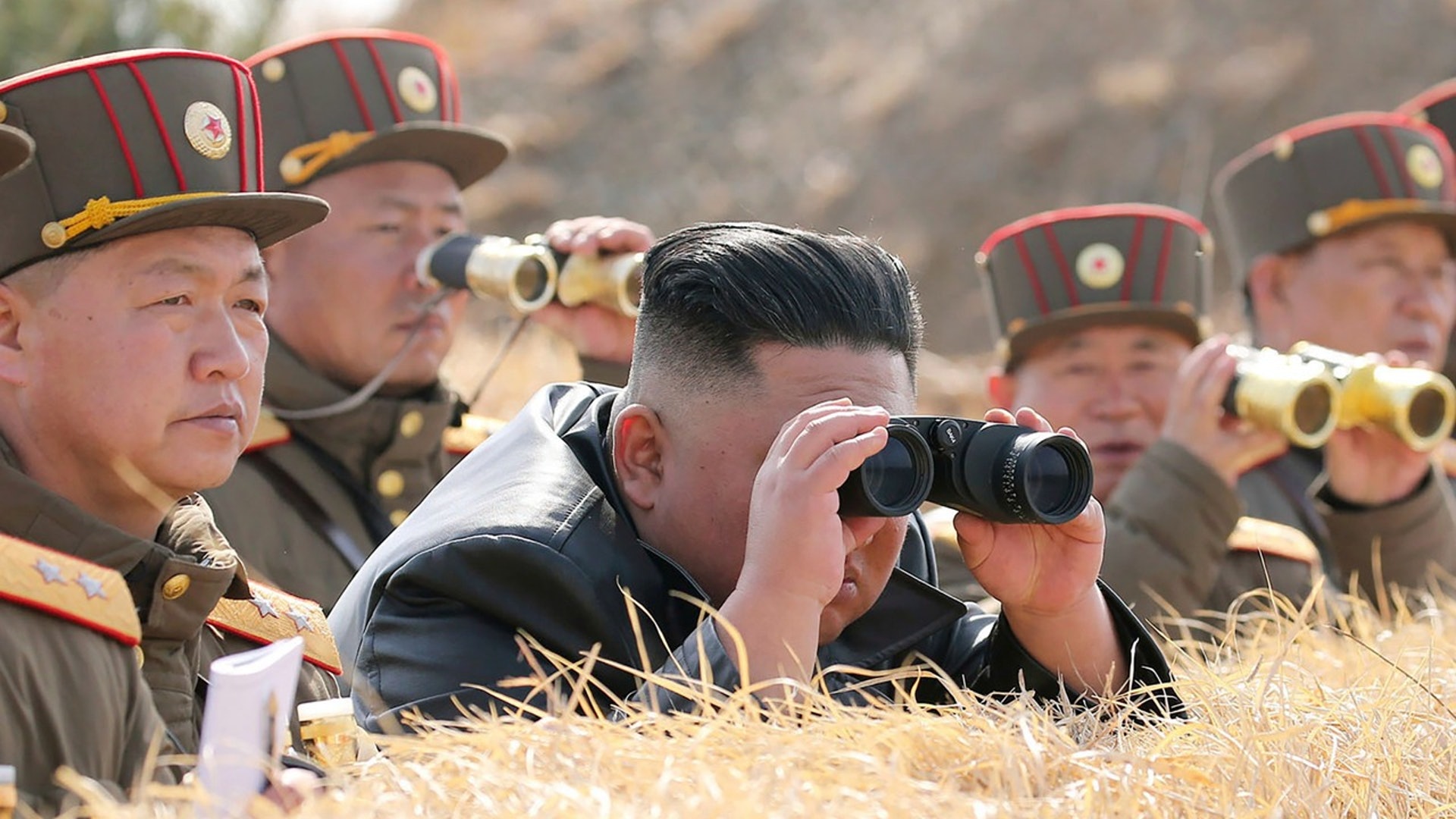 “金正恩術後病危”與“宋濤率團赴朝”的真相與謊言 1 2020年3月20日,由朝鮮政府提供的照片中,朝鮮領導人金正恩在朝鮮西部監督軍隊之間的炮兵射擊比賽。(AP)