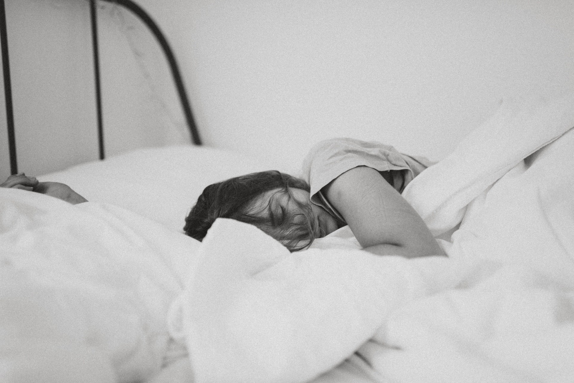 半夜或清晨通常是躺在床上的時候，更容易吸入枕頭、棉被中的塵蟎、半夜流汗的濕氣，引發咳嗽。（Kinga Cichewicz/Unsplash）