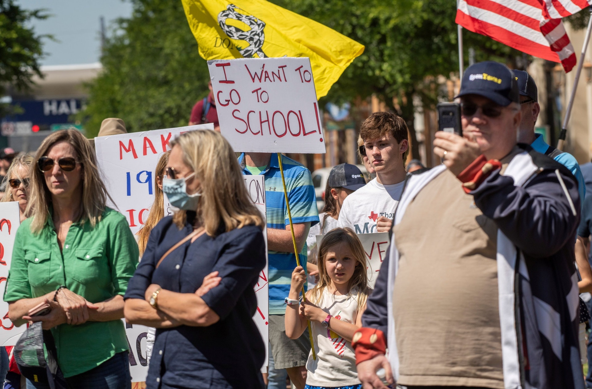 新型冠狀病毒肺炎:攝於4月25日,美國德州有示威要求解除限制措施。限制措施停工停課,長期造成人民困擾。(Reuters) 新型冠狀病毒肺炎:攝於4月25日,美國德州有示威要求解除限制措施。限制措施停工停課,長期造成人民困擾。(Reuters)