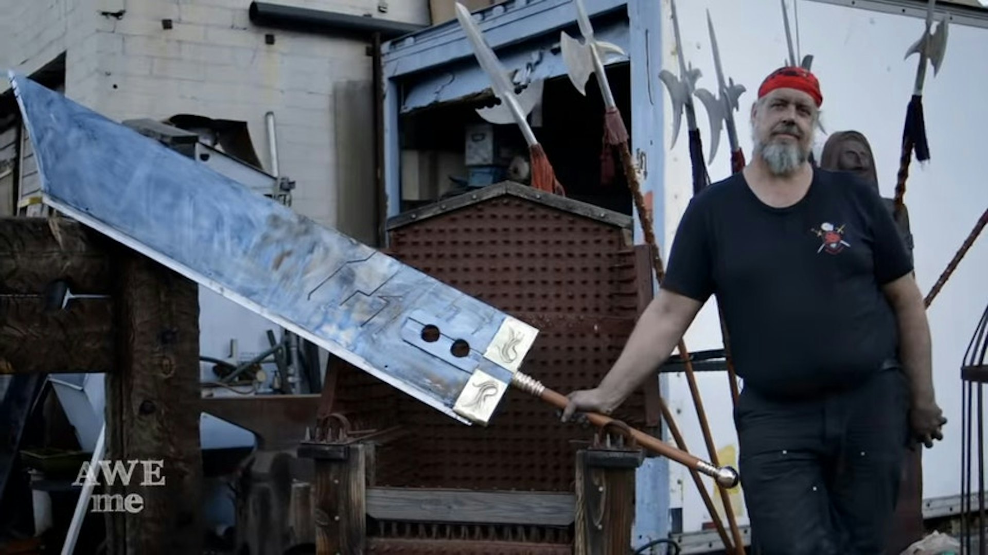 一向會在現實中製作動漫武器的MAN AT ARMS,7年前就已經做過這把「破壞劍」。在真人化之後,更見其體積之大。(圖片擷取自YouTube) 一向會在現實中製作動漫武器的MAN AT ARMS,7年前就已經做過這把「破壞劍」。在真人化之後,更見其體積之大。(圖片擷取自YouTube)