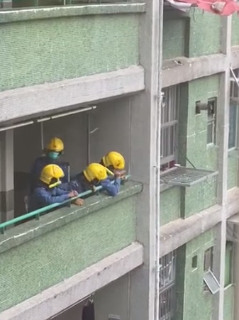 樓主指,消防員到場後發現屋主不在家,而貓咪亦自已返家,遂決定收隊,不過貓咪之後又再走出窗外。(fb群組「天下貓貓一樣貓」圖片) 樓主指,消防員到場後發現屋主不在家,而貓咪亦自已返家,遂決定收隊,不過貓咪之後又再走出窗外。(fb群組「天下貓貓一樣貓」圖片)