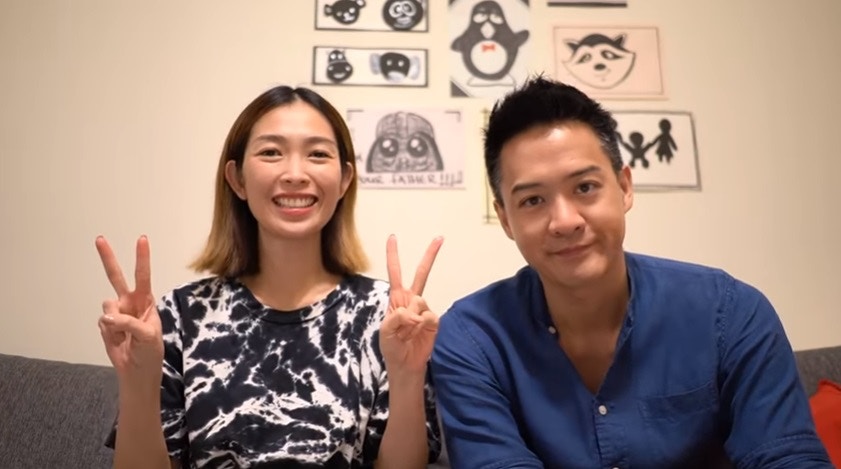 宋熙年（Sarah）與陳智燊於其YouTube Channel「sarah & jason」分享宋熙年至愛的迷你手袋。（sarah & jason@YouTube截圖）