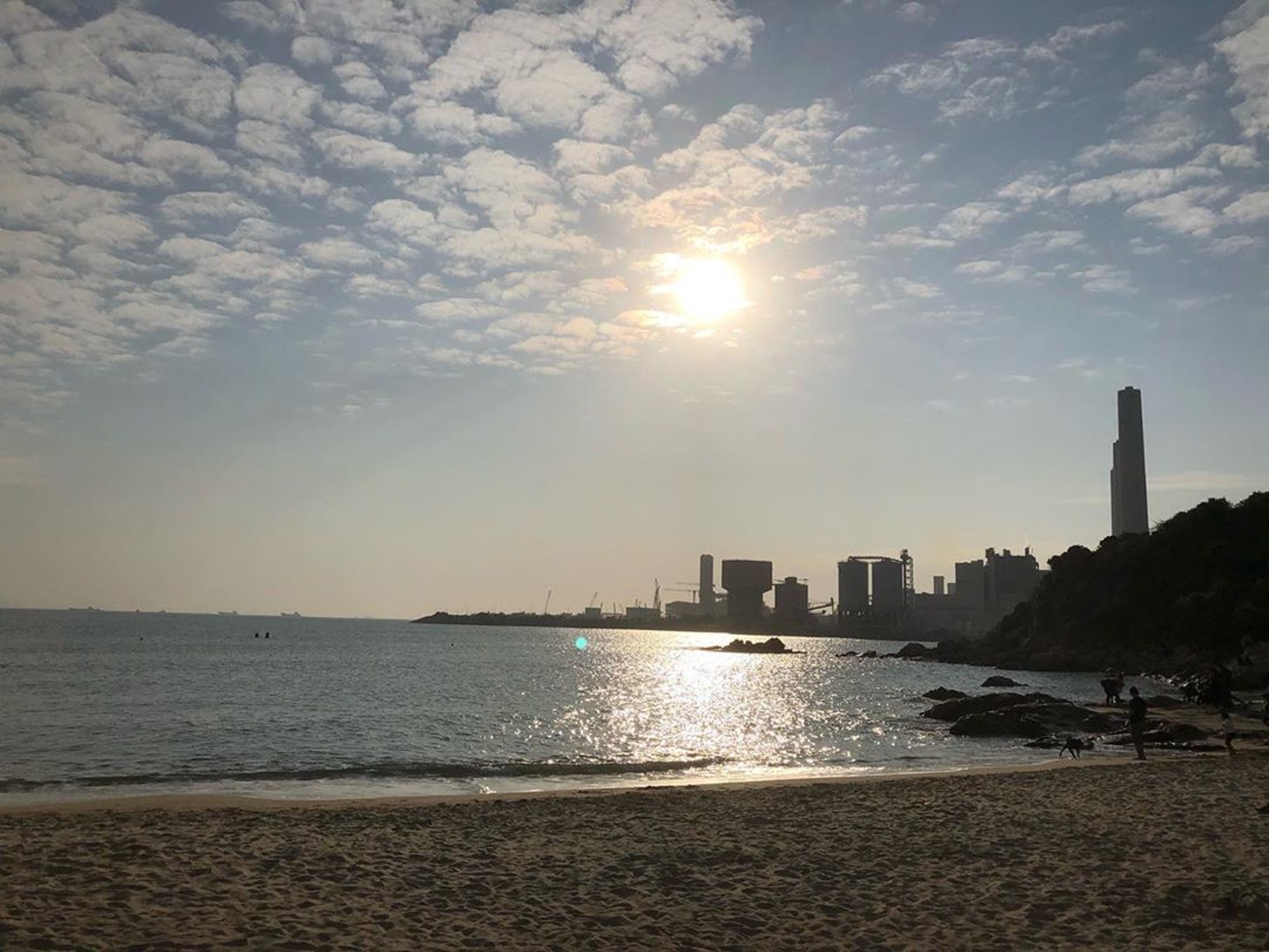 交通方法:中環4號碼頭搭乘渡輪前往榕樹灣,船程約30分鐘;上岸後向右走,沿家樂徑步行30分鐘。(ig@ stripeboy) 交通方法:中環4號碼頭搭乘渡輪前往榕樹灣,船程約30分鐘;上岸後向右走,沿家樂徑步行30分鐘。(ig@ stripeboy)