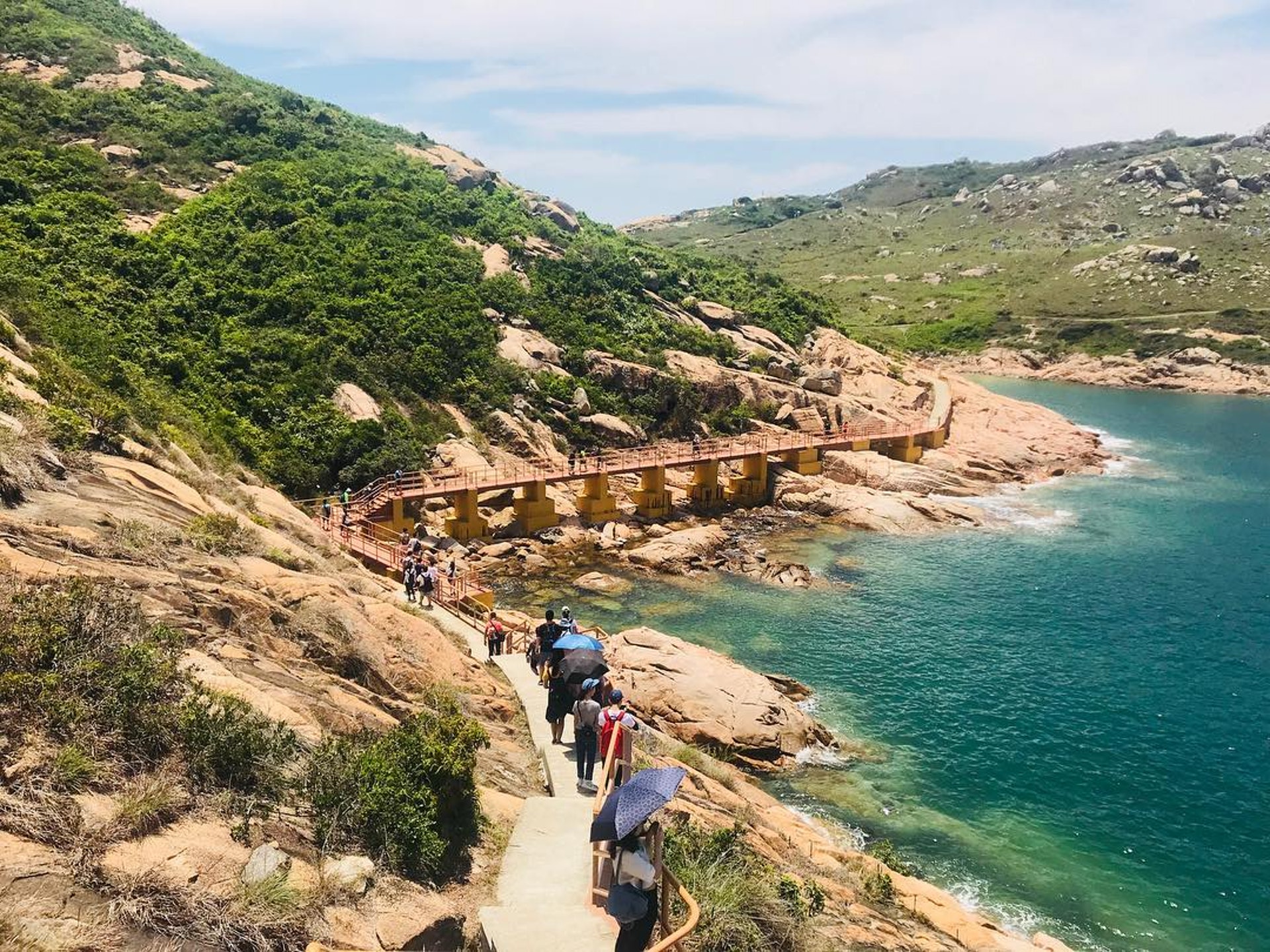 【打卡點1:蒲台島橋】由碼頭出發逆時針方向步行,穿過叢林,就會見到廣闊的大海,途中更會經過粉紅色的橋樑,不論轉彎位或者直路拍攝都十分美。(Instagram @sunny_dorii) 【打卡點1:蒲台島橋】由碼頭出發逆時針方向步行,穿過叢林,就會見到廣闊的大海,途中更會經過粉紅色的橋樑,不論轉彎位或者直路拍攝都十分美。(Instagram @sunny_dorii)