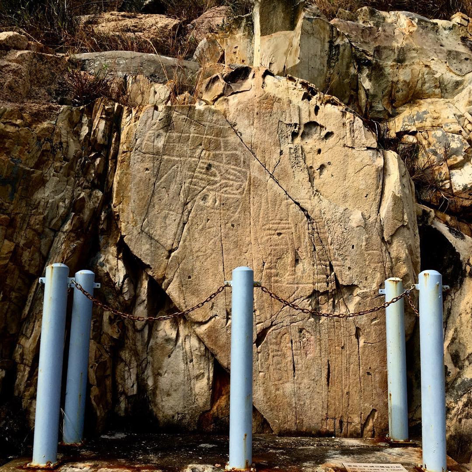 【打卡點2：蒲台石刻】步行往燈塔的路上，會有條往下的梯級，走到盡頭就會發現左邊有南氹石壁。這些大石上的圖案都是3000多年前留下的圖騰，現在已是香港法定古蹟。（Instagram @billychu）