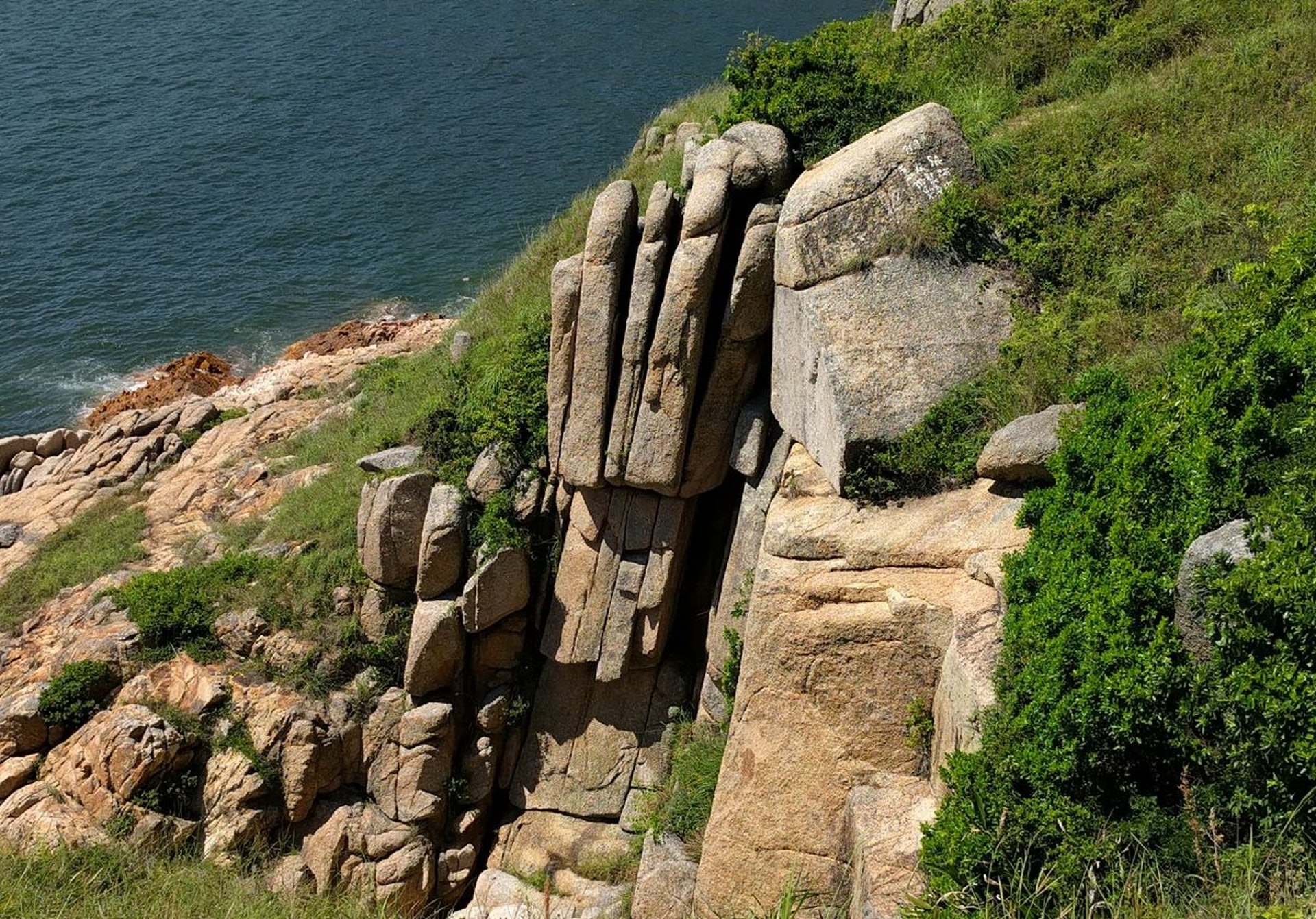 【打卡點3：佛手岩】逆時針繼續向蒲台島最南走的話，會見到許多岩石，佛手岩就是其中之一。清晰的「五指」朝天，巨大卻維妙維肖。（李琬瑩攝）