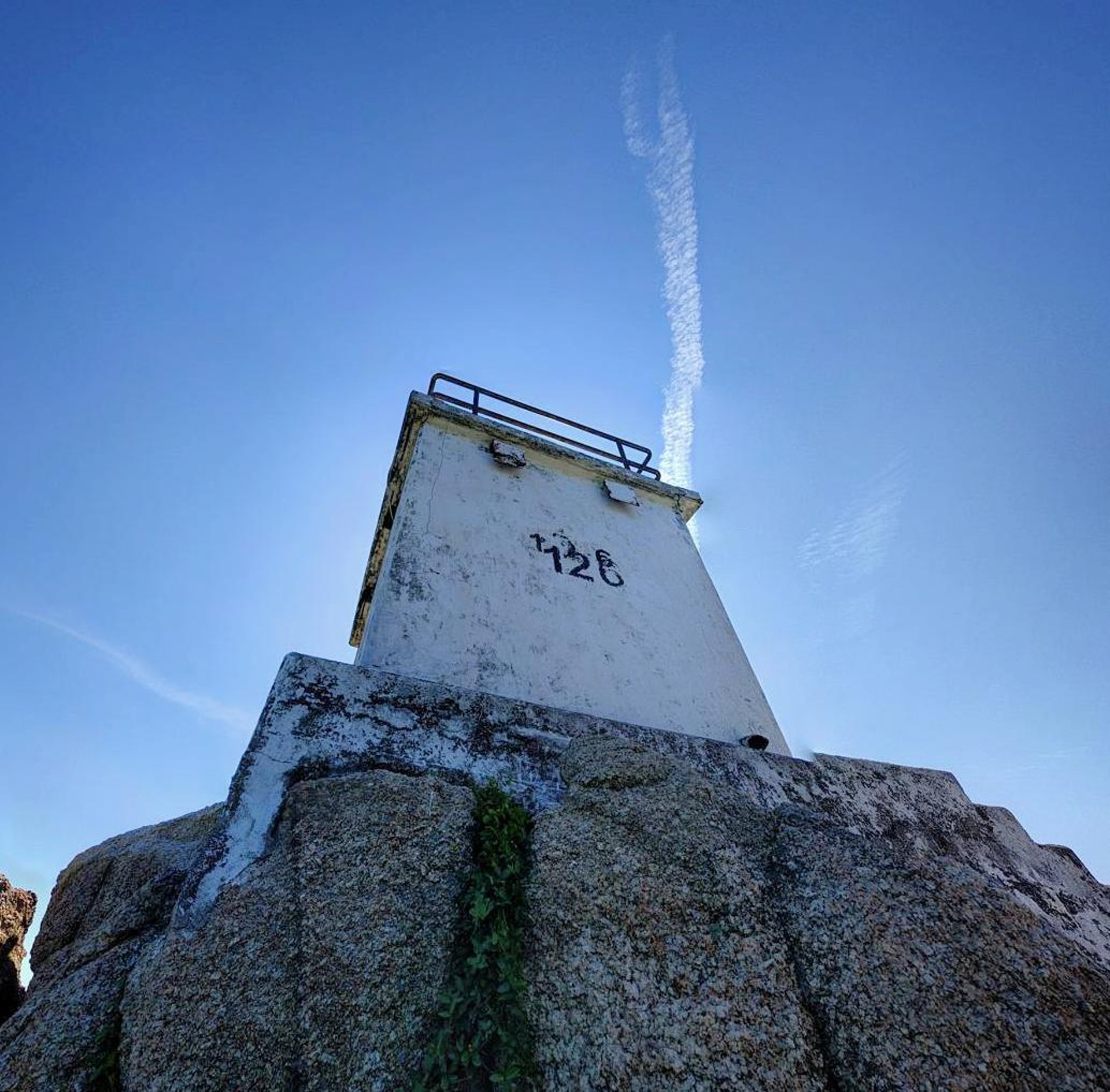 【打卡點4:南角咀燈塔】俗稱「126燈塔」的南角咀燈塔是位處全港最南端的燈塔,走上去打卡更是每個遊人必做的事。白色燈塔配上絕美海景,令人難忘。(李琬瑩攝) 【打卡點4:南角咀燈塔】俗稱「126燈塔」的南角咀燈塔是位處全港最南端的燈塔,走上去打卡更是每個遊人必做的事。白色燈塔配上絕美海景,令人難忘。(李琬瑩攝)