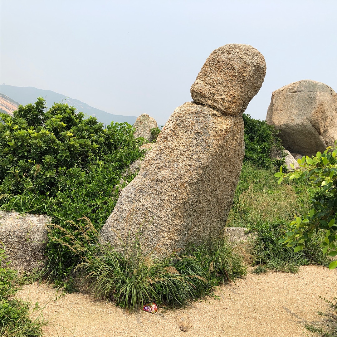 【打卡點5：僧人石】有點迷你的僧人石位處巨大的靈龜石前方，看上去「僧人」好像正向靈龜微微欠身。（Instagram @leolafood）