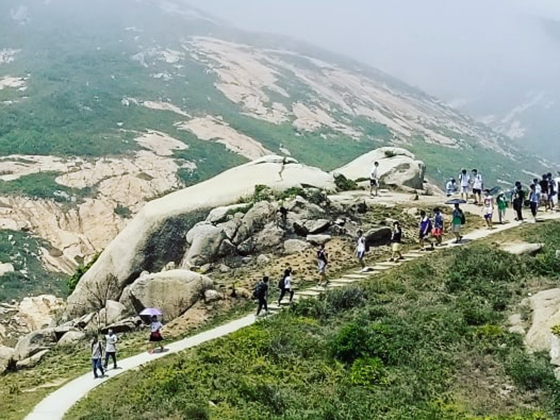 【打卡點6：靈龜石】巨大的龜形岩石，明顯可以見到靈龜正在面向山的高處，因此亦被稱為「靈龜上山」。走在旁邊的山徑，遠處看過去很震撼。（Instagram @michelle_hk）