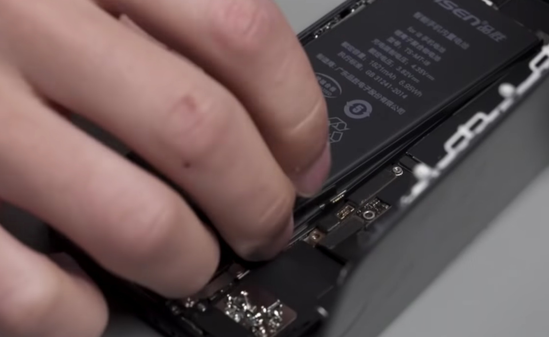 全新iphone Se 2螢幕邊緣弧度有別iphone 8或不能共用保護芒貼