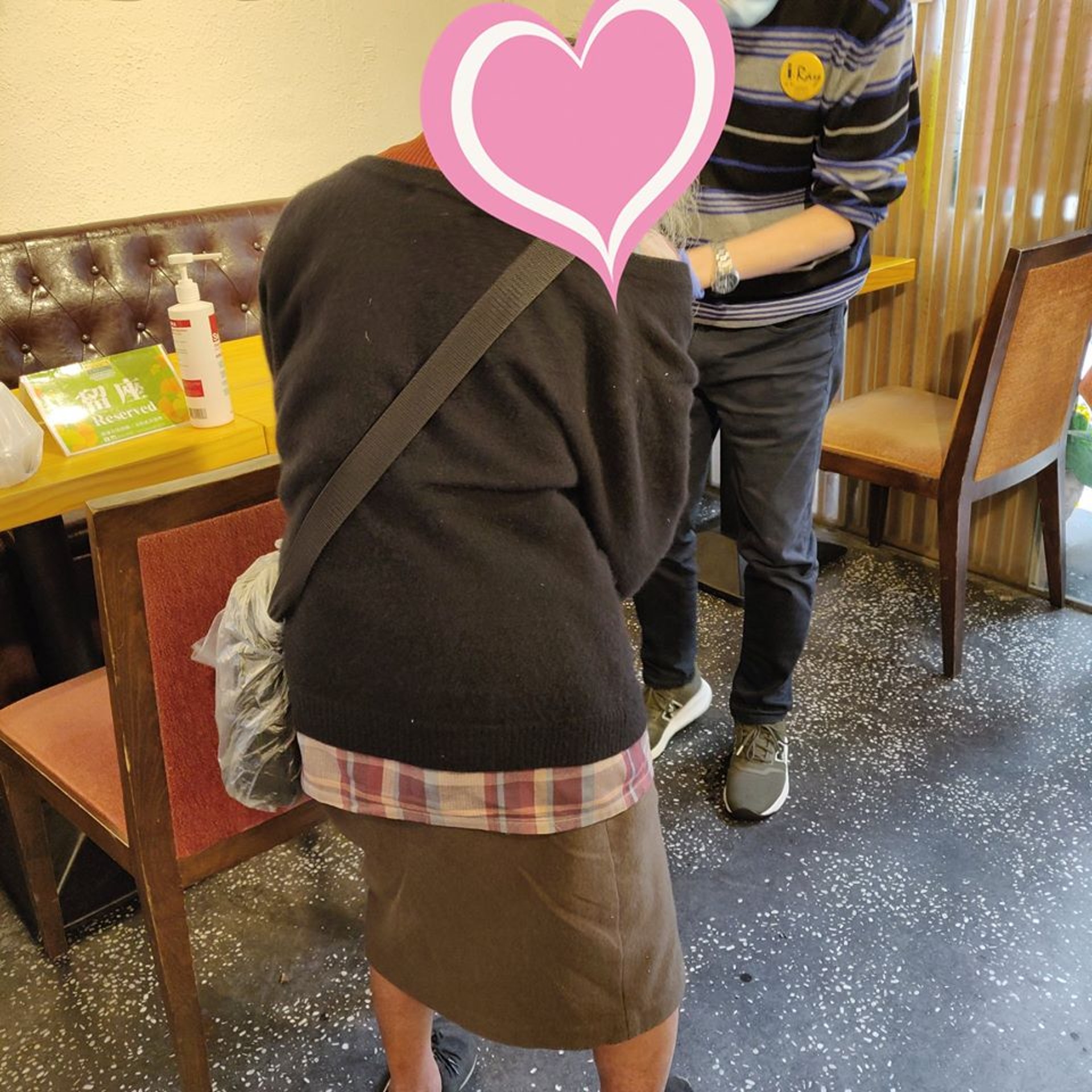 一名80多歲靠執紙皮維生的婆婆到銀杏館登記領飯,當義工提出可助轉介她領取應有社會援助時,婆婆一句話婉拒感動網民。(銀杏館FB圖片) 一名80多歲靠執紙皮維生的婆婆到銀杏館登記領飯,當義工提出可助轉介她領取應有社會援助時,婆婆一句話婉拒感動網民。(銀杏館FB圖片)