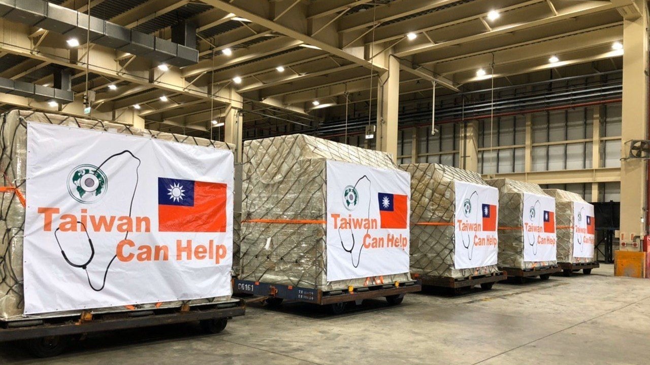 新冠肺炎疫情發生後,台灣向外界援助醫療物資,並印上旗幟及「Taiwan can help」字樣。(Twitter@MOFA_Taiwan) 新冠肺炎疫情發生後,台灣向外界援助醫療物資,並印上旗幟及「Taiwan can help」字樣。(Twitter@MOFA_Taiwan)