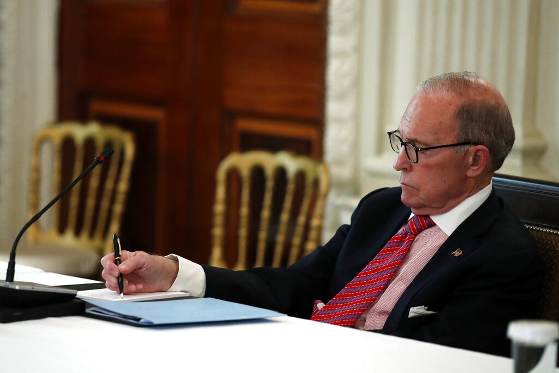 圖為美國白宮經濟顧問庫德洛4月29日在白宮與美國總統特朗普開會期間抄寫筆記。(AP) 圖為美國白宮經濟顧問庫德洛4月29日在白宮與美國總統特朗普開會期間抄寫筆記。(AP)