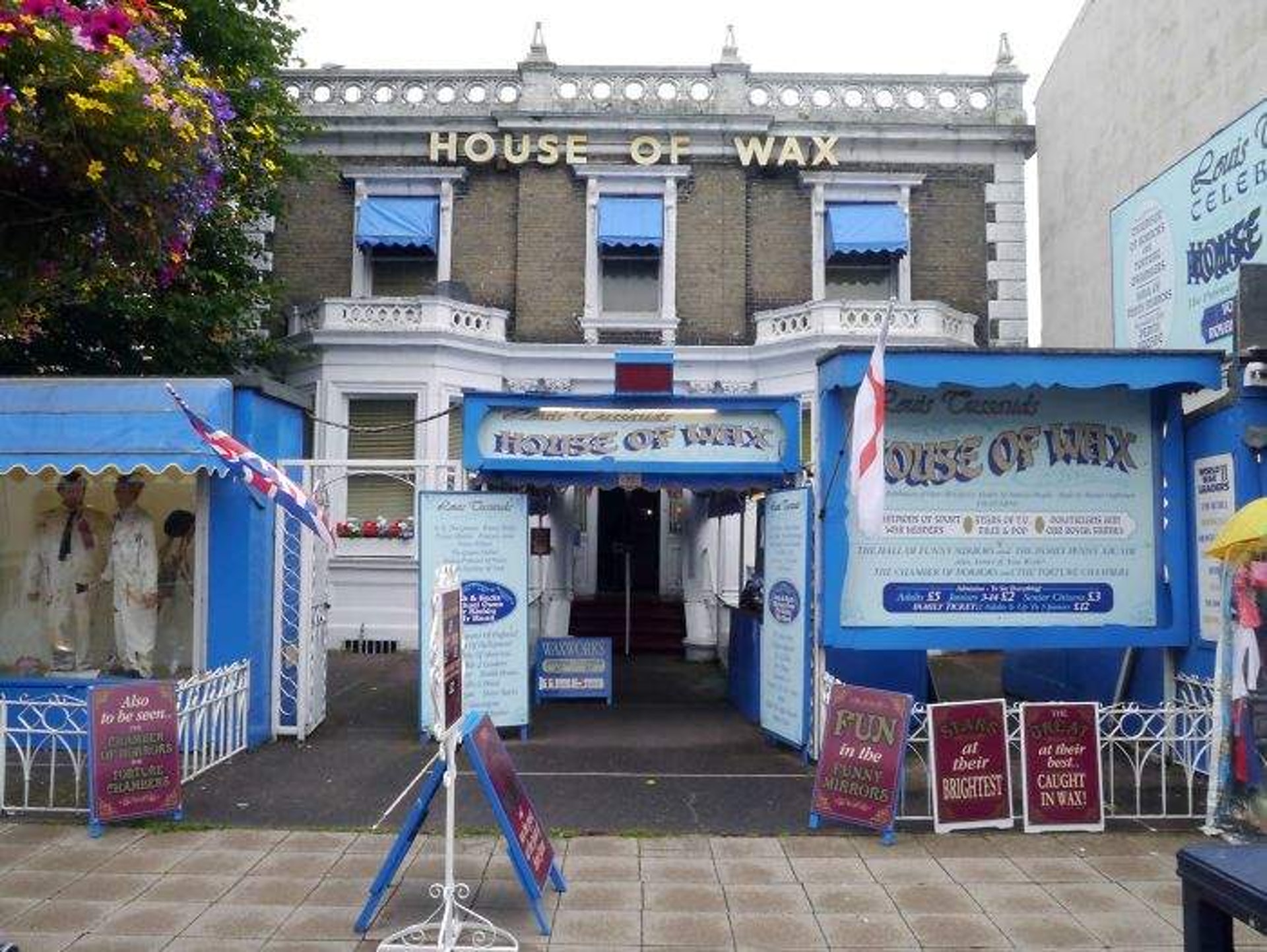 英國諾福克郡一間蠟像館「House of Wax」的名人蠟像與真人差距甚遠,引起網上話題。(網上圖片) 英國諾福克郡一間蠟像館「House of Wax」的名人蠟像與真人差距甚遠,引起網上話題。(網上圖片)