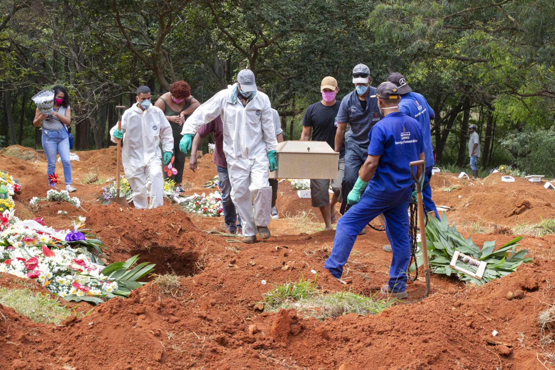 巴西新冠肺炎疫情:圖為4月30日巴西聖保羅Vila Formosa公墓的工作人員抬着一副棺材。(AP)