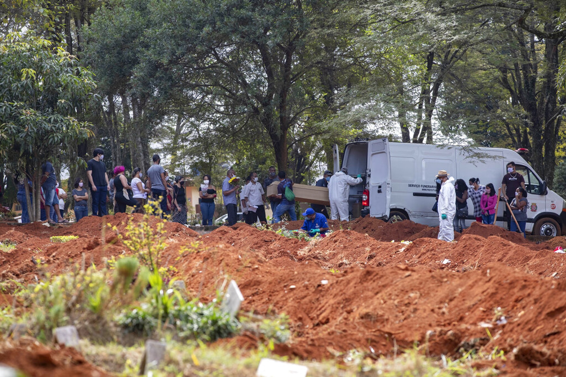 巴西新冠肺炎疫情:圖為4月30日巴西聖保羅Vila Formosa公墓的工作人員在車上抬出棺材。(AP)