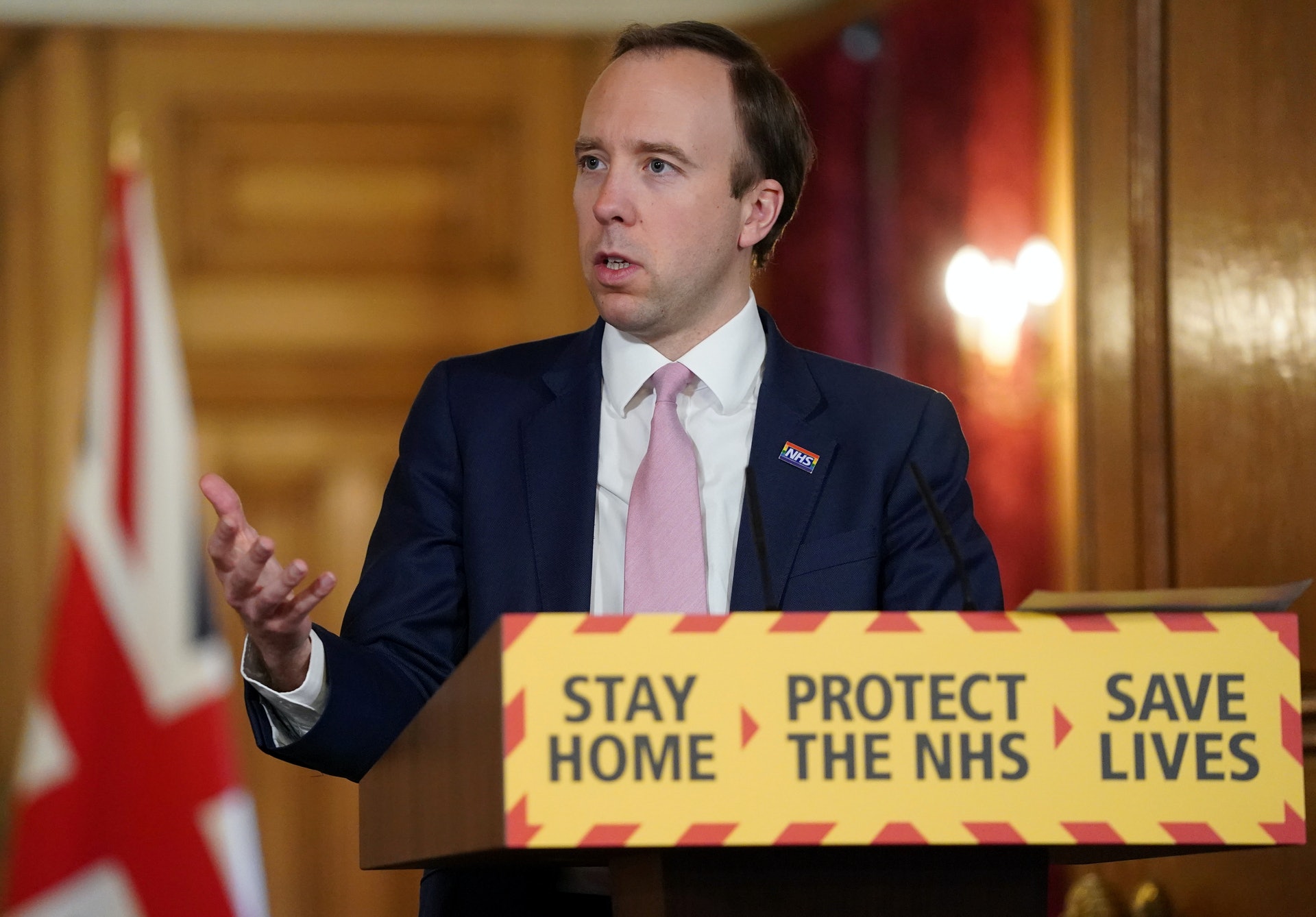 新冠肺炎:英國政府5月1日表示,已達到每日進行10萬個檢測病毒的目標。圖為衛生大臣夏國賢當日在記者會。(Reuters) 新冠肺炎:英國政府5月1日表示,已達到每日進行10萬個檢測病毒的目標。圖為衛生大臣夏國賢當日在記者會。(Reuters)