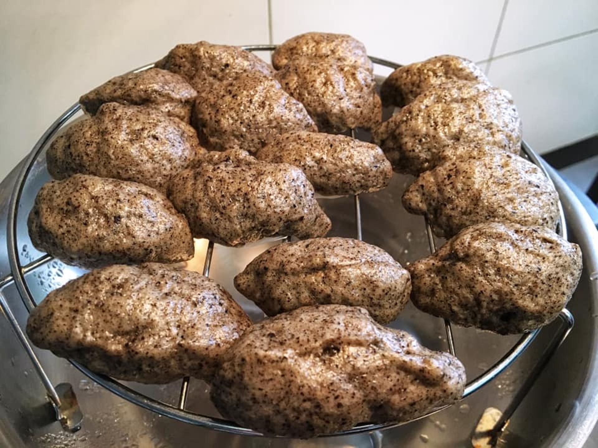 樓主表示近日與兒子大玩親子下廚樂,一同製作黑芝麻饅頭,更包成餃子形,詎料最後一堆朱古力色的不知名物體。(fb專頁「今晚煮乜好」圖片) 樓主表示近日與兒子大玩親子下廚樂,一同製作黑芝麻饅頭,更包成餃子形,詎料最後一堆朱古力色的不知名物體。(fb專頁「今晚煮乜好」圖片)