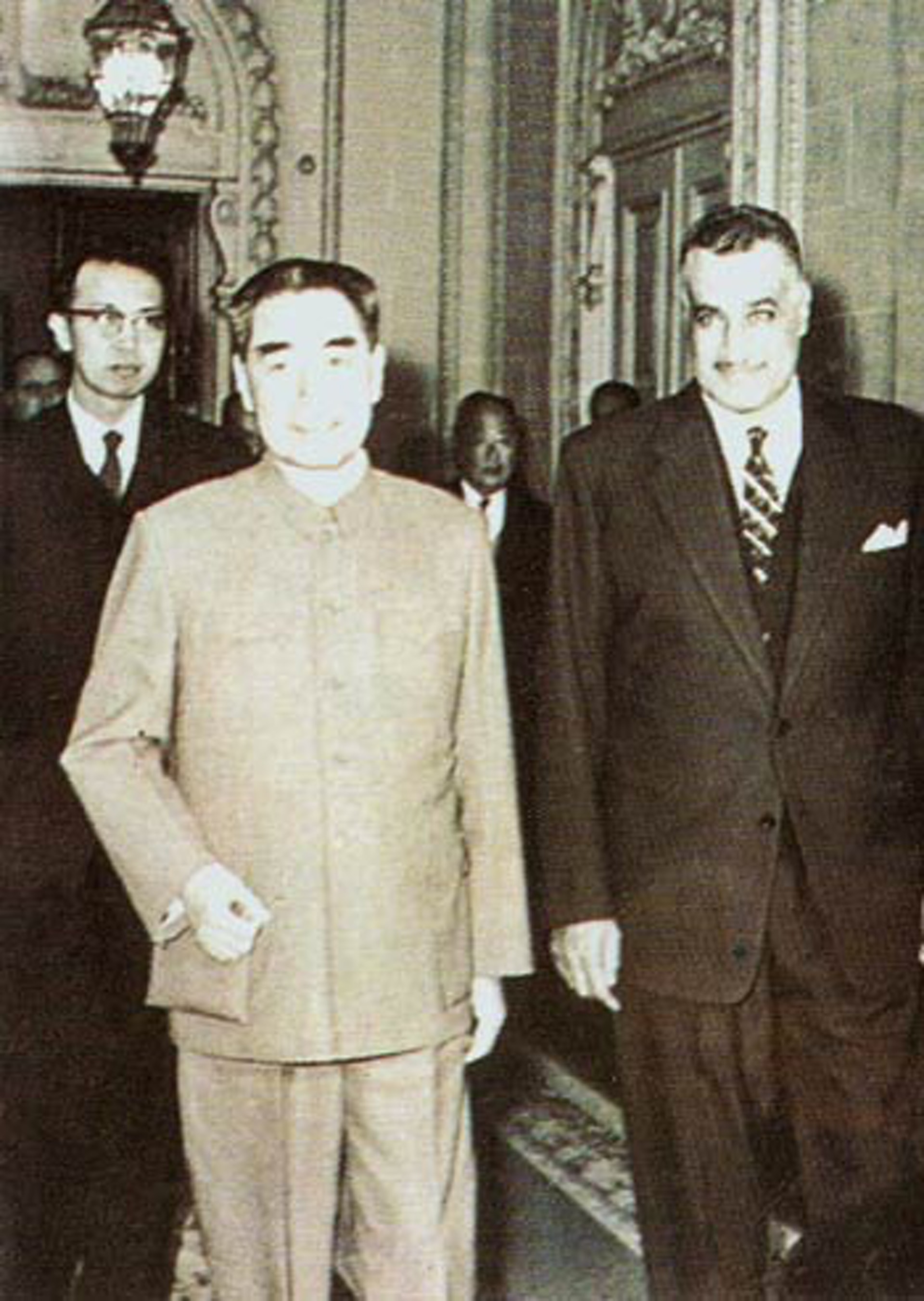 1964年,冀朝鑄(左1)為總理周恩來和埃及總統納賽爾(Gamal Abdel Nasser)當翻譯。(南方網) 1964年,冀朝鑄(左1)為總理周恩來和埃及總統納賽爾(Gamal Abdel Nasser)當翻譯。(南方網)