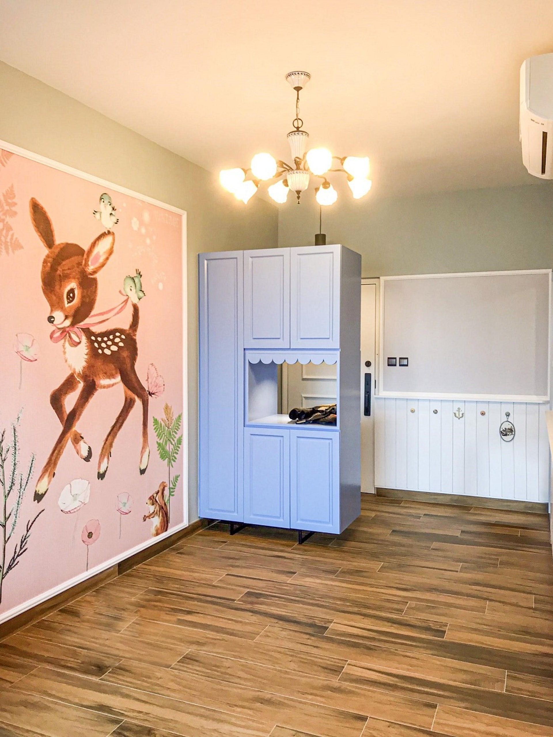 【裝修設計#荃灣萬景峰508呎】客廳以薄荷綠色為牆身色為主,加上白色木條排列而成的牆裙,增加室內清爽感,而一幅醫型小鹿壁畫當作客廳的特色牆亦非常搶眼。(裝修佬提供) 【裝修設計#荃灣萬景峰508呎】客廳以薄荷綠色為牆身色為主,加上白色木條排列而成的牆裙,增加室內清爽感,而一幅醫型小鹿壁畫當作客廳的特色牆亦非常搶眼。(裝修佬提供)