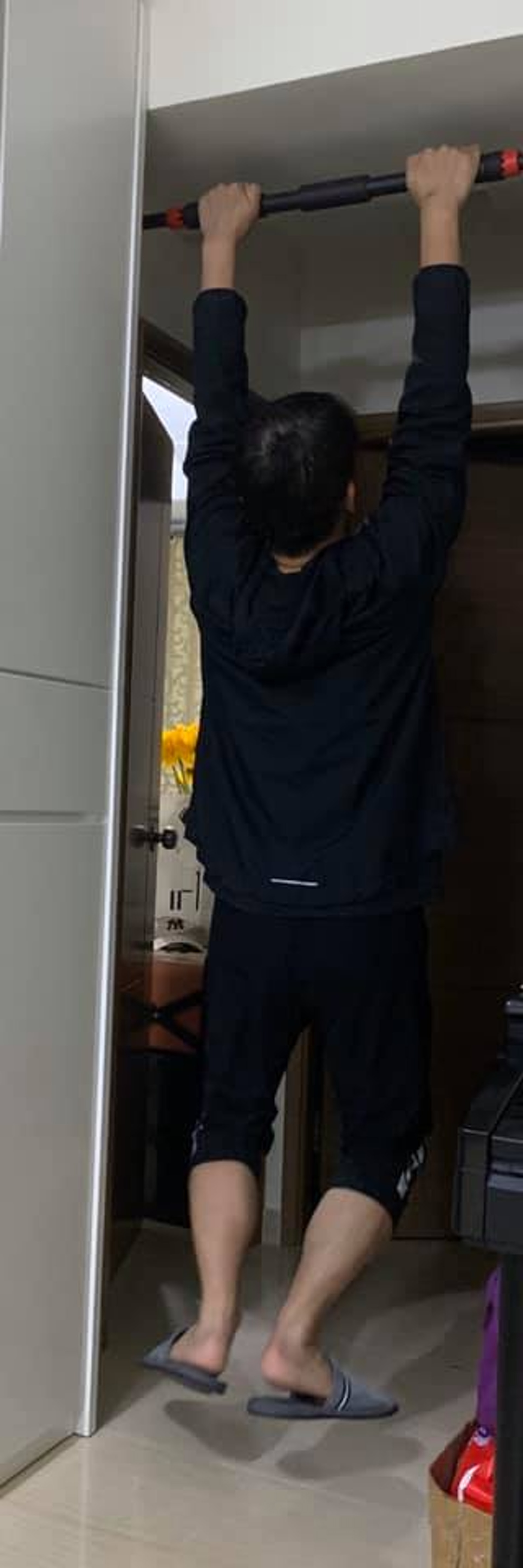 有網民發現丈夫早網購一支「晾衫竹」,回家看到他使用才知道那是健身神器。(fb群組「淘寶開心share」圖片) 有網民發現丈夫早網購一支「晾衫竹」,回家看到他使用才知道那是健身神器。(fb群組「淘寶開心share」圖片)
