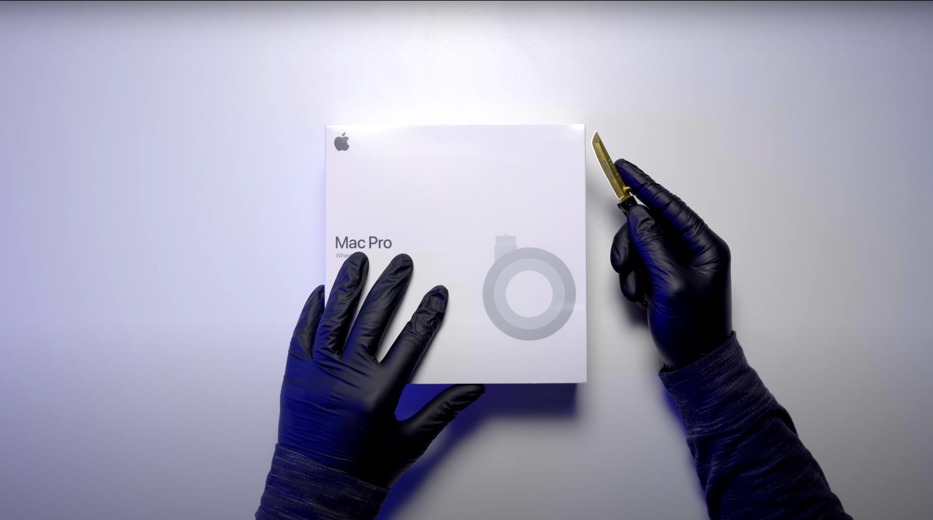 打開透明包裝紙【Youtube截圖】 打開透明包裝紙【Youtube截圖】