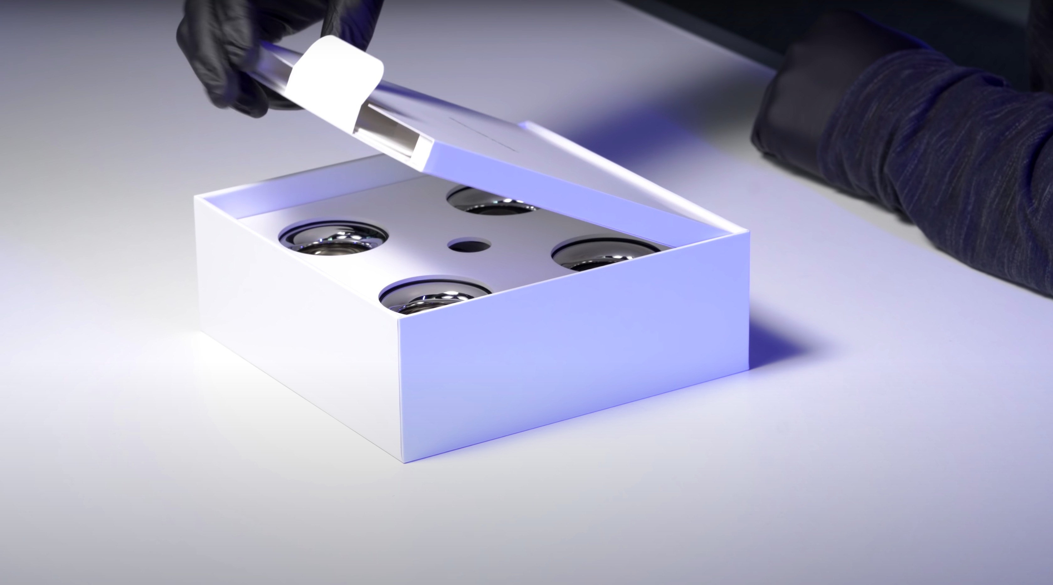 打開盒蓋就看到4個滾輪【Youtube截圖】