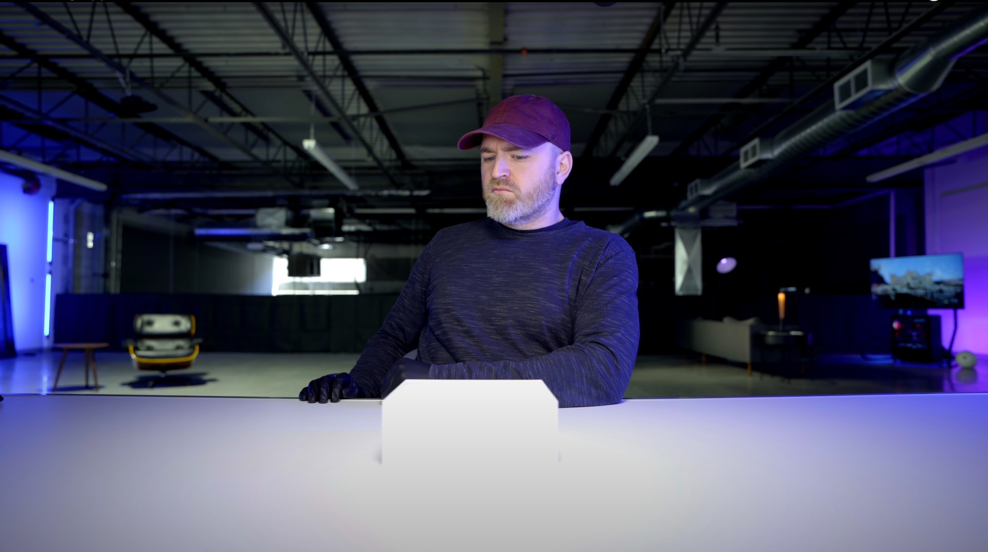 Unbox Therapy頻道專門開箱,這次為Apple Mac Pro Wheels滾輪套件 【Youtube截圖】 Unbox Therapy頻道專門開箱,這次為Apple Mac Pro Wheels滾輪套件 【Youtube截圖】