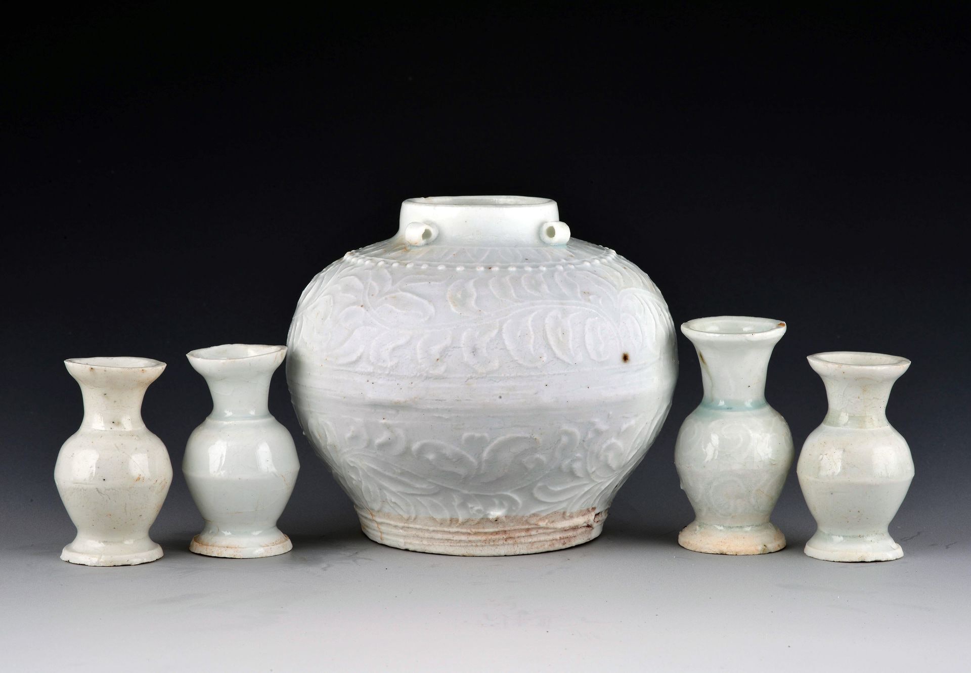 考古學家在「南海一號」上共發現約有18萬件文物，其中瓷器就佔了16萬件。圖為「南海一號」出土的白釉印花罐與內裝喇叭口瓶。（新華社）