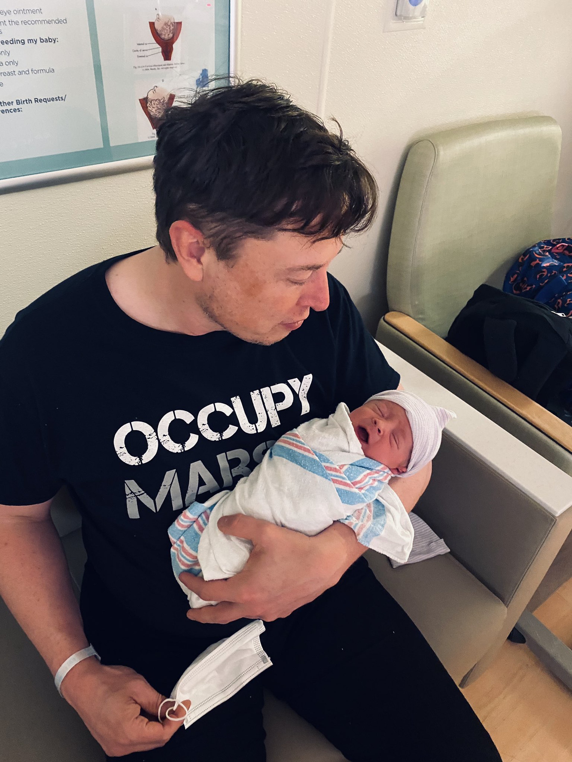 Elon Musk和加拿大歌手Grimes近日迎來兩人的第一個小孩。(Twitter@elonmusk) Elon Musk和加拿大歌手Grimes近日迎來兩人的第一個小孩。(Twitter@elonmusk)