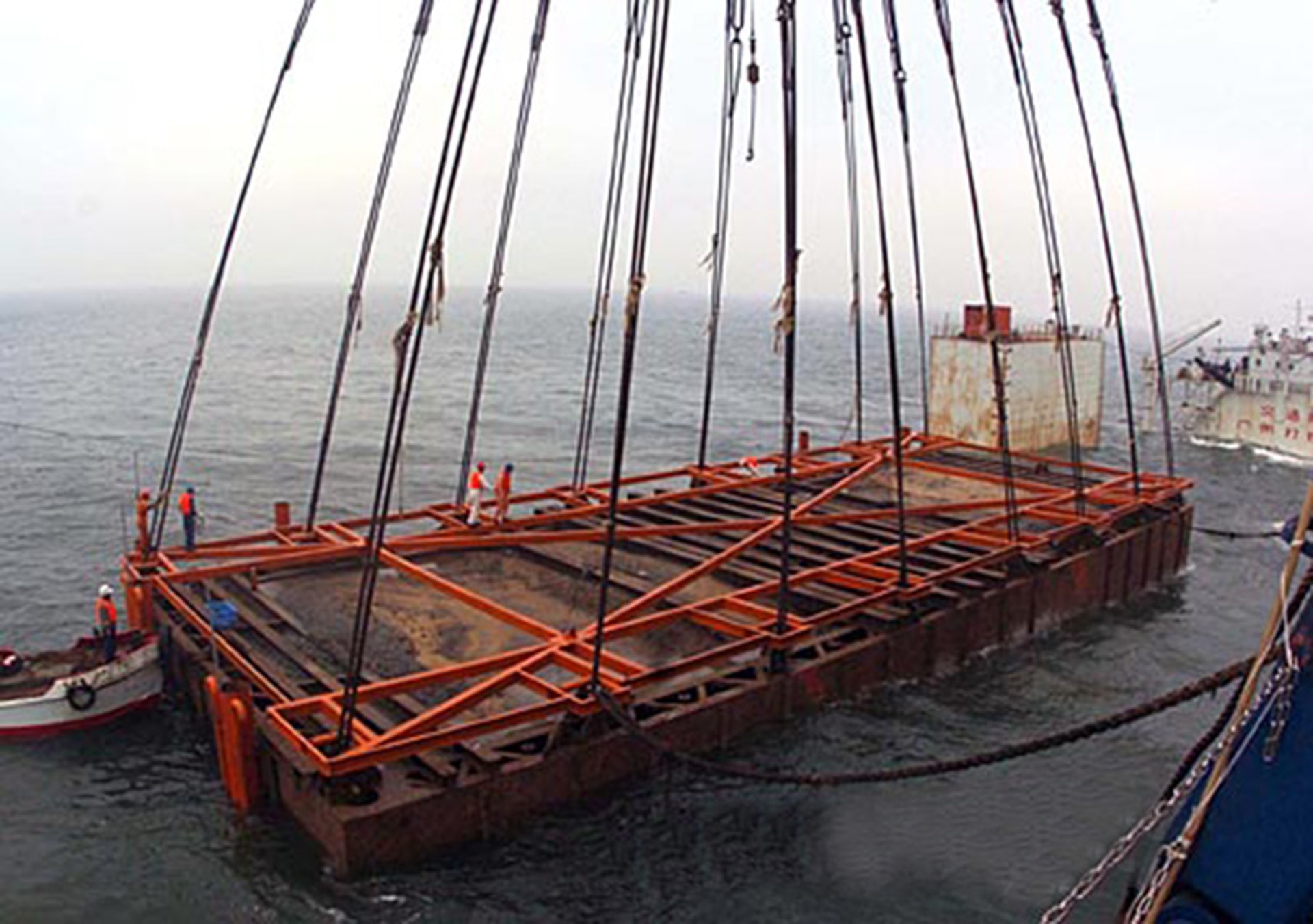 2007年12月21日，南海一號古沉船被打撈出水。（資料圖片）