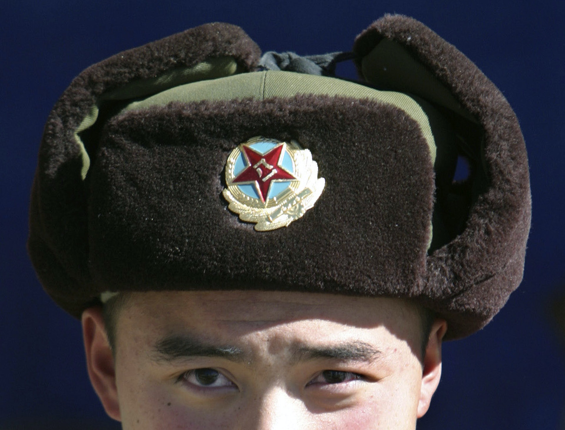 圖為2009年1月17日一名中國士兵在乃堆拉山口(Nathu La Pass)望向攝影記者的鏡頭。他是在中印邊境駐守的中國士兵。 乃堆拉山口有舊絲綢之路之稱。(Reuters) 圖為2009年1月17日一名中國士兵在乃堆拉山口(Nathu La Pass)望向攝影記者的鏡頭。他是在中印邊境駐守的中國士兵。 乃堆拉山口有舊絲綢之路之稱。(Reuters)