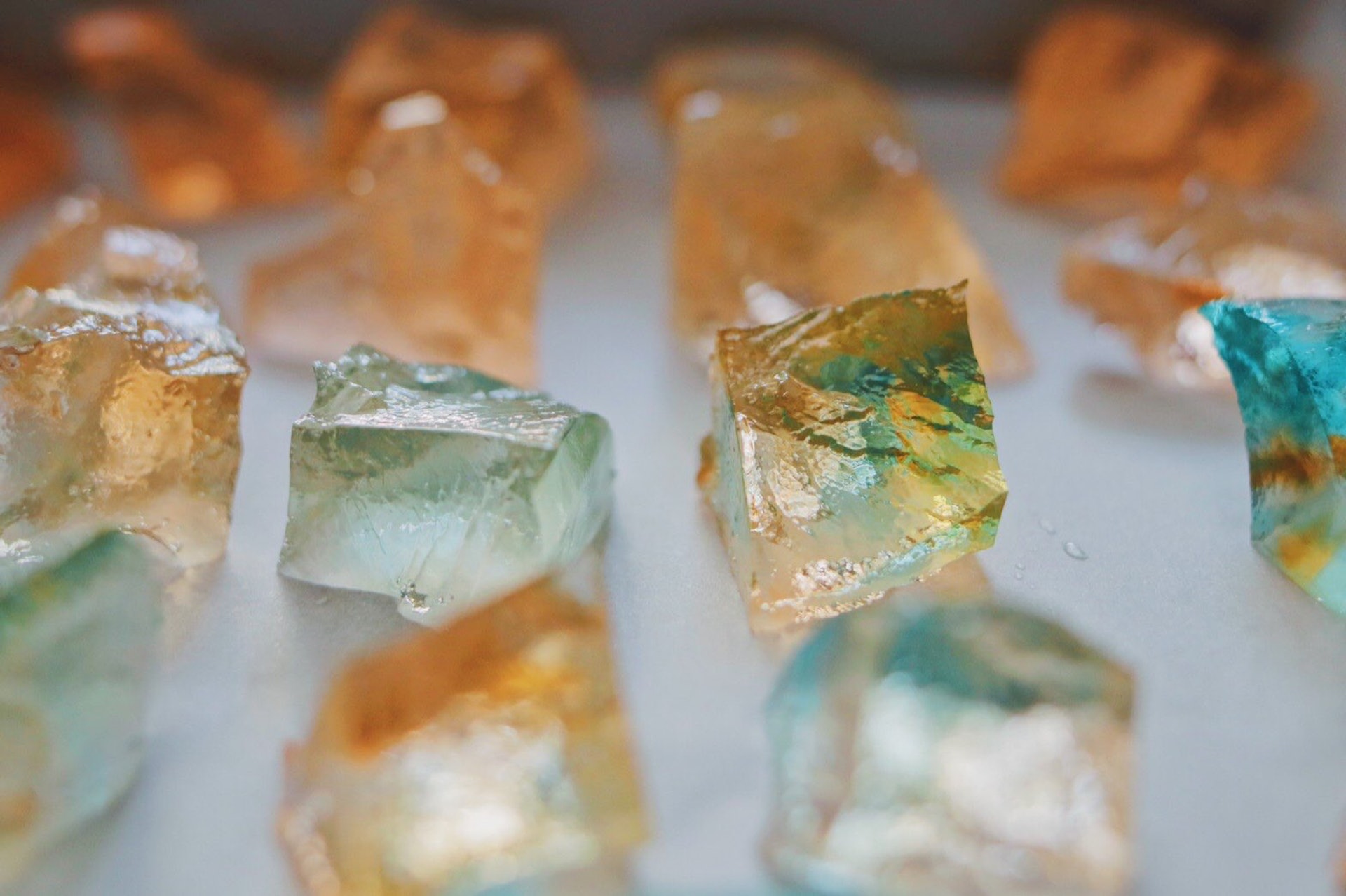 琥珀糖食譜 日本大熱夢幻糖果4種材料輕鬆做出吃得的寶石 琥珀糖食譜 日本大熱夢幻糖果4種材料輕鬆做出吃得的寶石